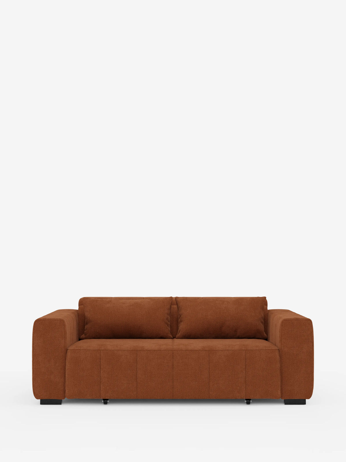 Un divano a 3 posti in stile dorico contemporaneo di Divani.Store, realizzato in tessuto marrone, caratterizzato da ampi braccioli, uno schienale basso con due cuscini e rivestimento T23 antimacchia, si staglia su uno sfondo bianco a tinta unita. Il design moderno di questo divano è caratterizzato da linee pulite, gambe nere, un meccanismo reclinabile elettrico per un maggiore comfort di seduta e poggiatesta regolabili, che conferiscono al mobile un aspetto minimalista ma funzionale.