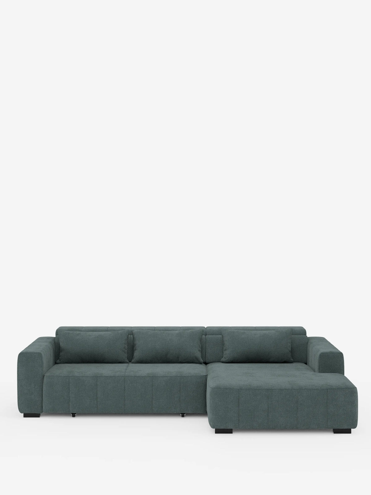 Un moderno divano angolare in stile dorico con penisola e sedute allungabili con funzione relax elettrica di Divani.Il modello Store, caratterizzato da un tessuto verde acqua scuro, braccioli e schienale bassi in stile block, ampi cuscini, chaise longue sul lato destro (penisola) e poggiatesta regolabili in tessuto T23 facile da pulire, è presentato su uno sfondo bianco a tinta unita e incarna perfettamente il vero design contemporaneo del divano.