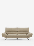 Vi presentiamo il divano Eclipse dal design moderno a 2 e 3 posti con schienali traslanti di Divani.Store: un divano contemporaneo color beige caratterizzato da morbidi cuscini, ampi braccioli e schienali bassi regolabili. Questo divano contemporaneo minimalista poggia su piedini alti in metallo nero, sottili e angolati, ed è rivestito in elegante microfibra T11, facile da pulire. Esposto su uno sfondo bianco a tinta unita, il suo design incarna lo stile moderno.