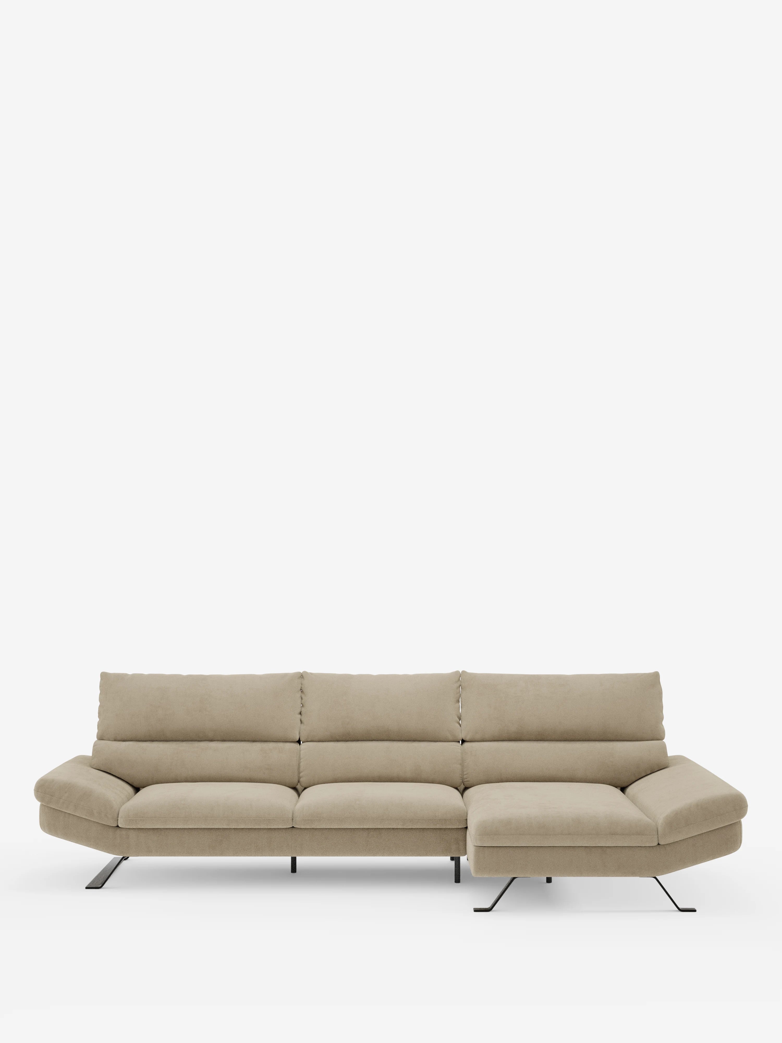 Il divano angolare Eclipse con penisola e schienali traslanti in microfibra tecnica smacchiabile T11 di Divani.Store è un moderno divano componibile beige con tre cuscini di seduta e una chaise longue annessa sulla destra. Si caratterizza per un profilo ribassato, ampi braccioli imbottiti, schienali traslanti trapuntati e sottili gambe in metallo nero, il tutto su uno sfondo bianco a tinta unita.