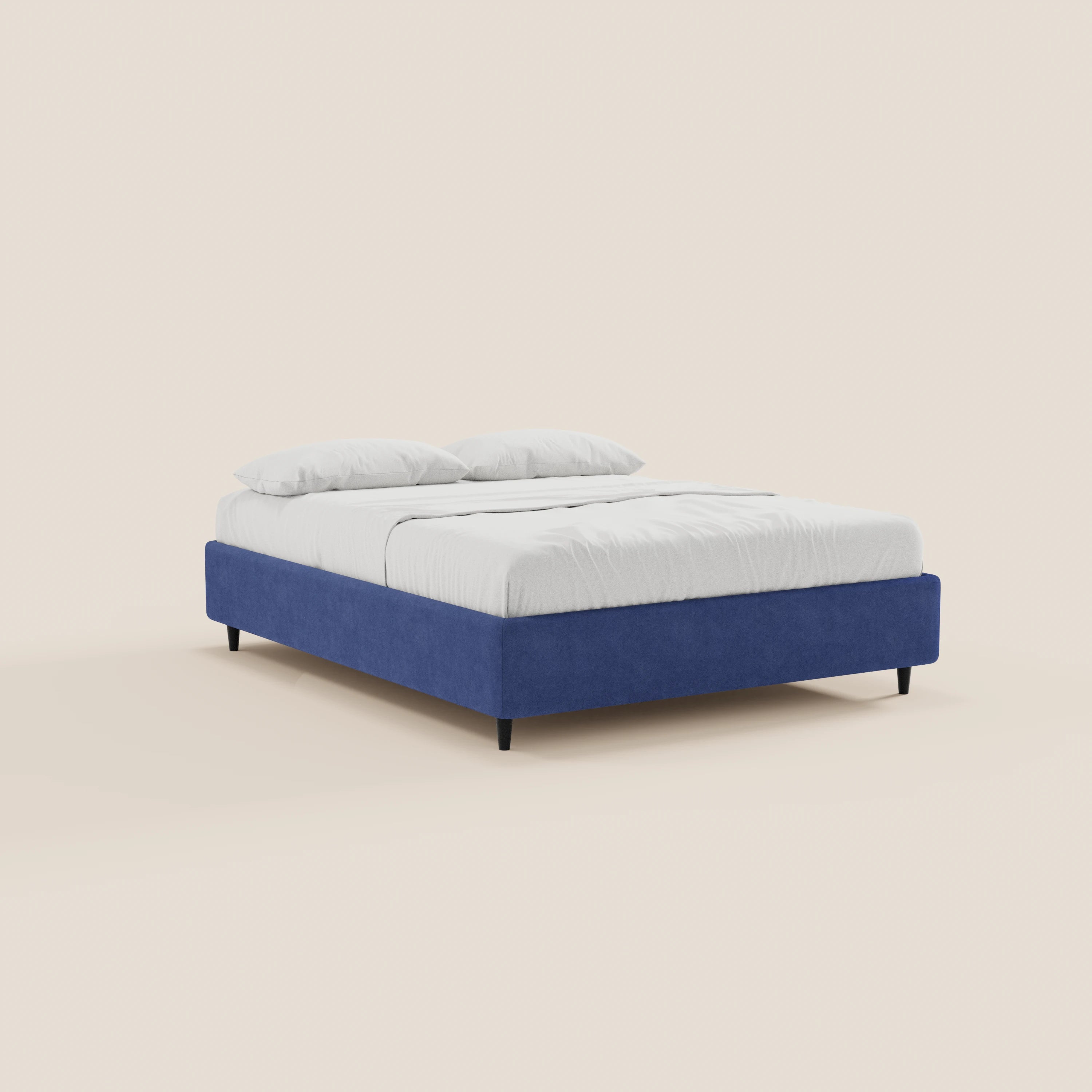 Il letto sommier imbottito ERON di Letti.store, realizzato in tessuto impermeabile certificato Oeko-Tex, presenta una vivace struttura blu, lenzuola bianche e due cuscini. Il suo design minimalista poggia su corti piedini neri e risalta su uno sfondo chiaro ed essenziale.