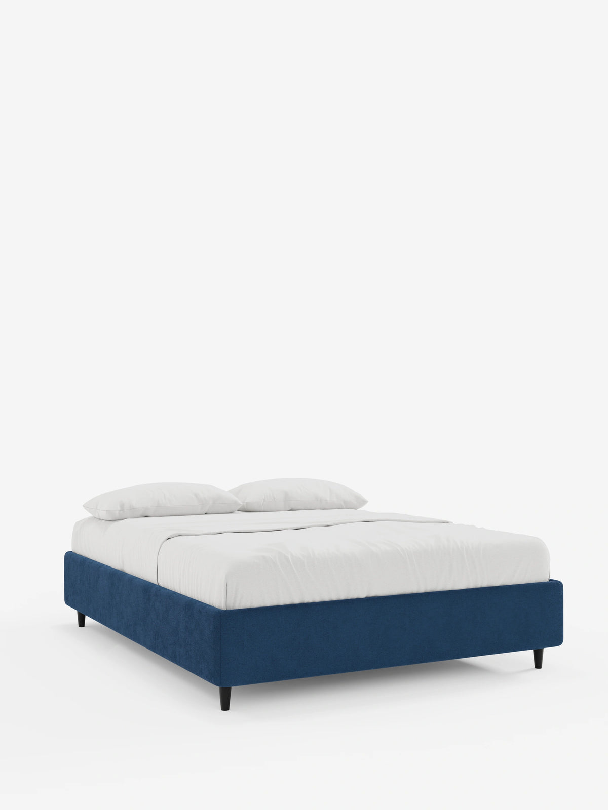 Un letto sommier imbottito ERON con vano contenitore in tessuto impermeabile certificato Oeko-Tex, color blu navy, con gambe corte nere e biancheria da letto candida, con due cuscini su sfondo bianco.