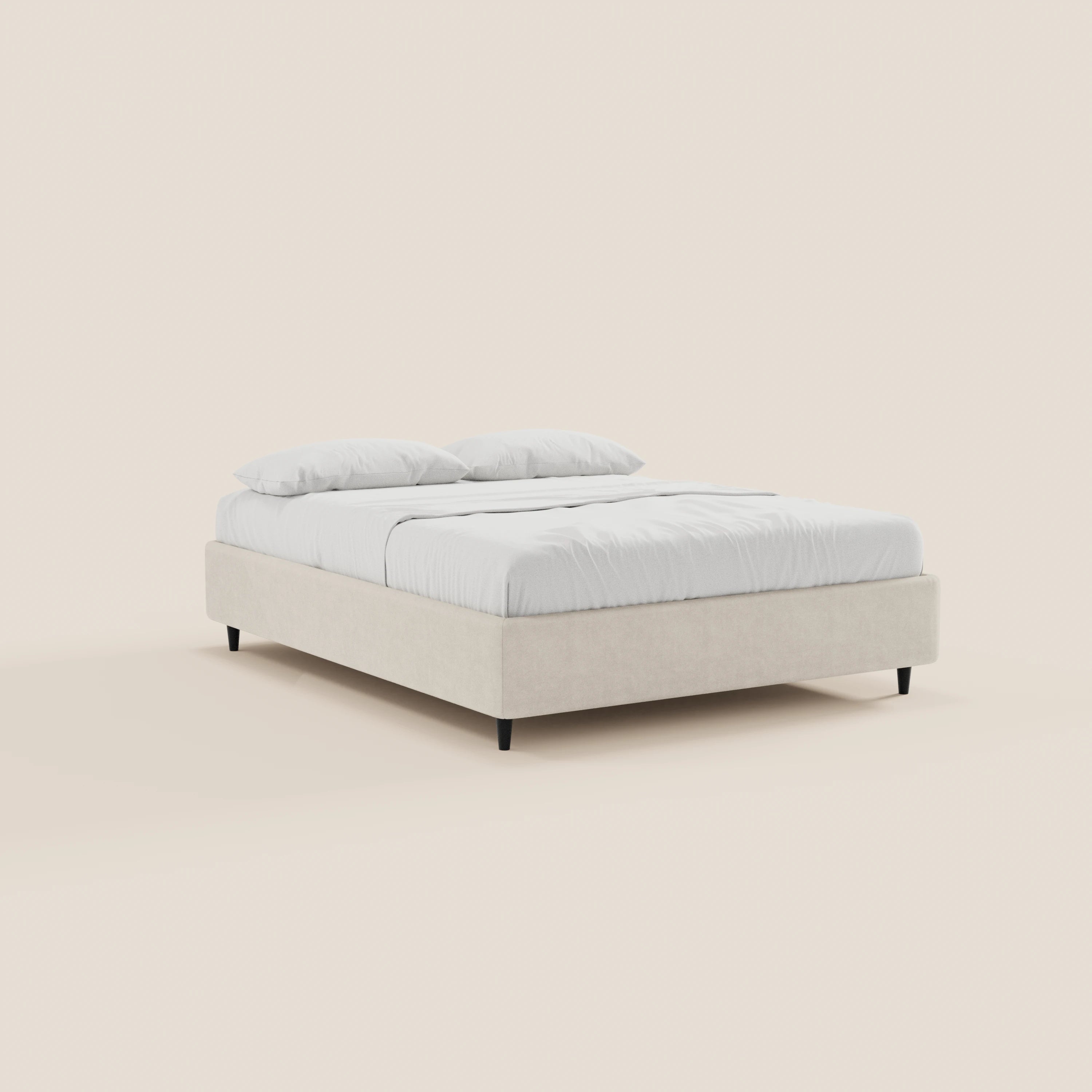 Il letto sommier imbottito ERON di Letti.store presenta una base in tessuto impermeabile color beige chiaro, certificato Oeko-Tex, con gambe nere e senza testiera. È elegantemente rivestito con biancheria da letto bianca e due cuscini, che ne esaltano il look minimalista e moderno sullo sfondo bianco sporco.