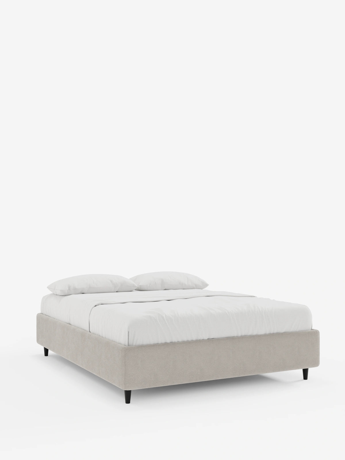 Il letto sommier imbottito ERON con contenitore in tessuto impermeabile certificato Oeko-Tex è un letto dal profilo basso, realizzato in tessuto beige chiaro con quattro gambe scure affusolate, rivestito con lenzuola bianche su uno sfondo a tinta unita.