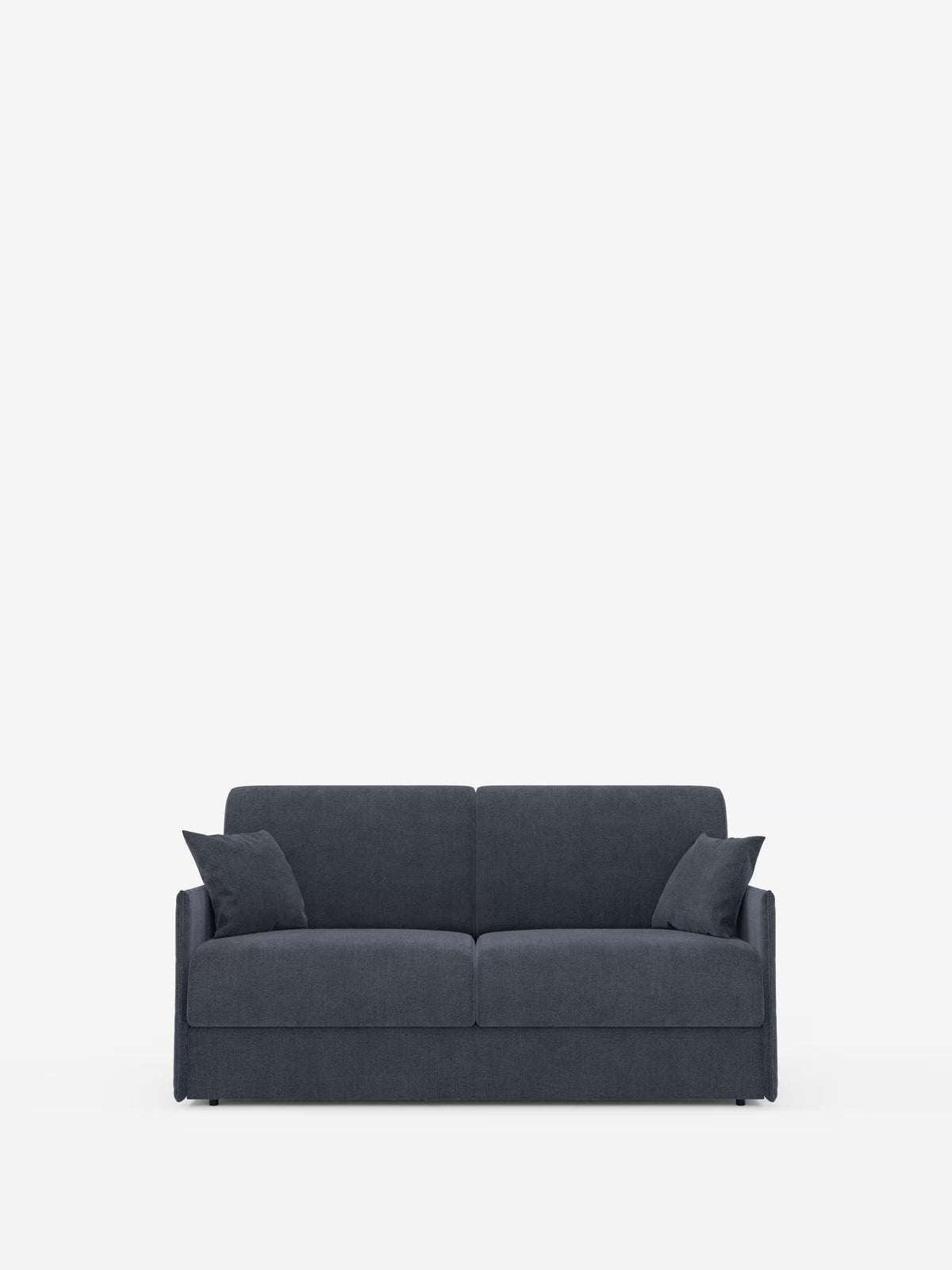 Un elegante divano letto matrimoniale sfoderabile Evans, di colore grigio scuro, di Divani.Store, caratterizzato da un design compatto e moderno con linee pulite, braccioli dritti e schienale basso. Rivestito in tessuto T23 facile da pulire, questo divano a due posti include due cuscini coordinati e un pratico vano porta-cuscini. Immagine raffigurata su sfondo bianco a tinta unita.