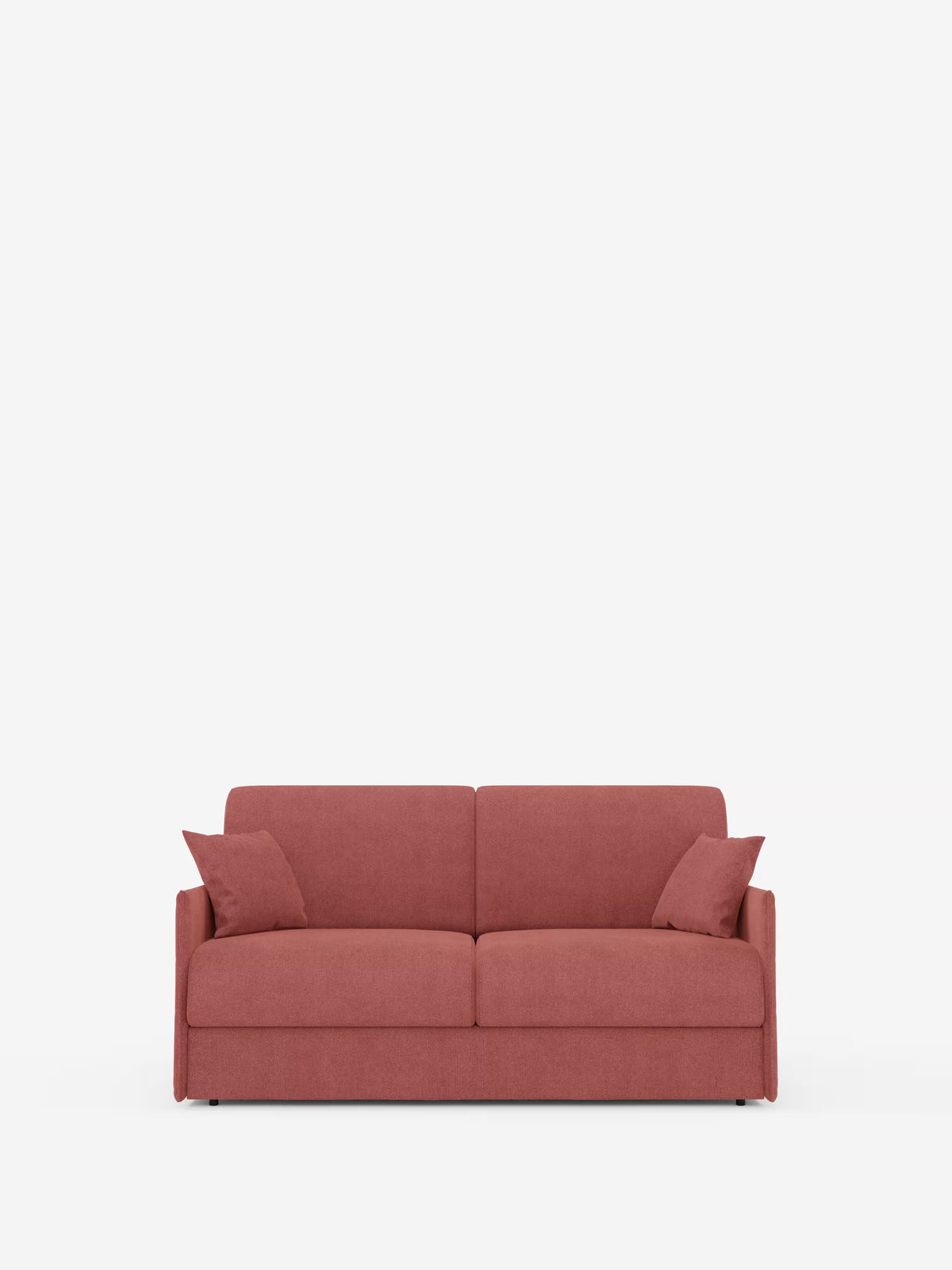Un moderno divano letto matrimoniale sfoderabile Evans di Divani.Store, caratterizzato da un design compatto in rosso-rosato, realizzato in tessuto T23 resistente alle macchie, con due cuscini di seduta, due cuscini di schienale e due cuscini decorativi coordinati. Il divano è posizionato al centro su uno sfondo bianco a tinta unita, senza altri oggetti visibili.