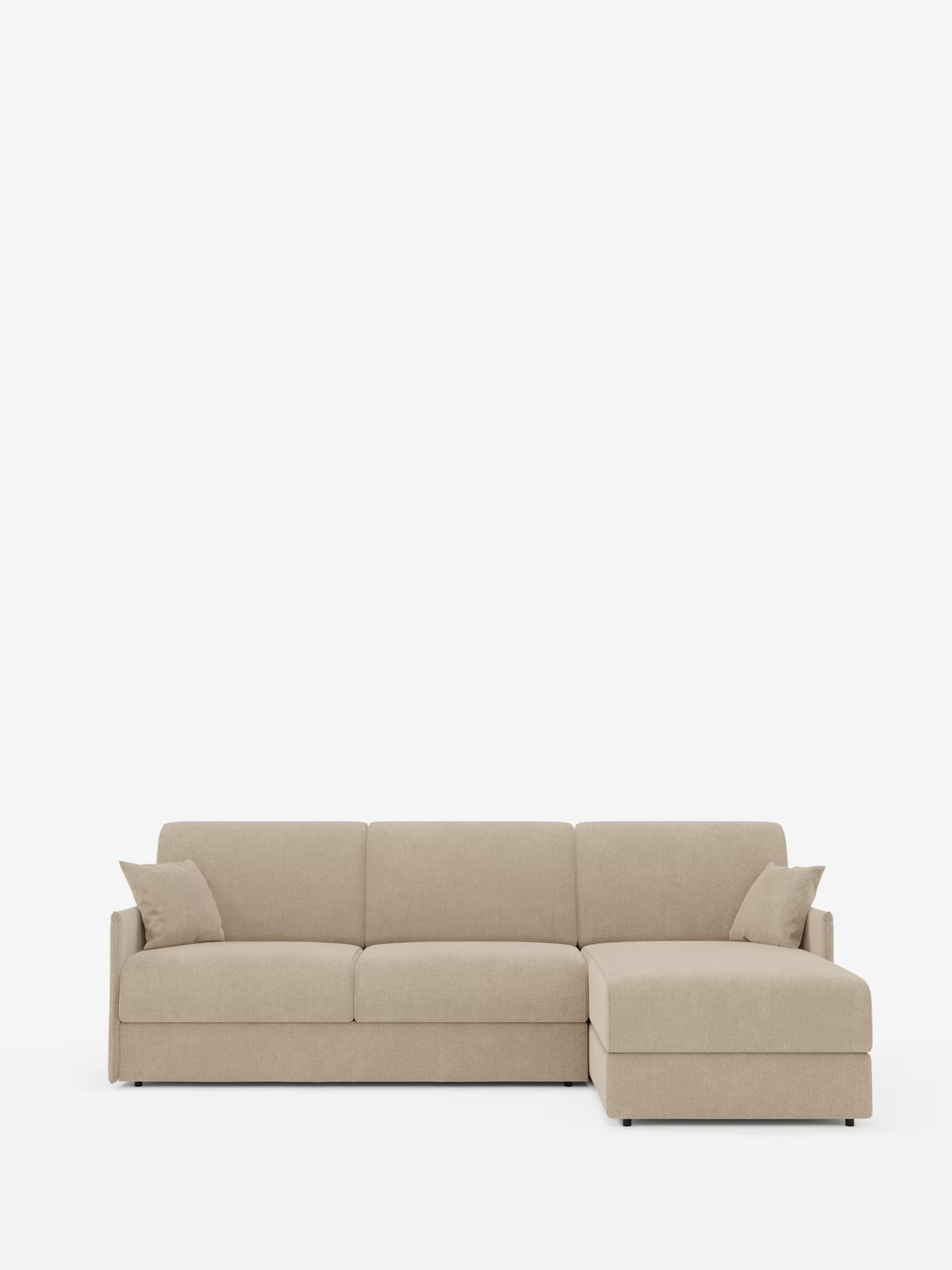 Un divano letto angolare beige Evans con penisola contenitore di Divani.Store, caratterizzato da un design compatto in tessuto T23 resistente alle macchie, tre cuscini di seduta, due cuscini decorativi abbinati e una chaise longue con contenitore sul lato destro, su uno sfondo bianco a tinta unita.
