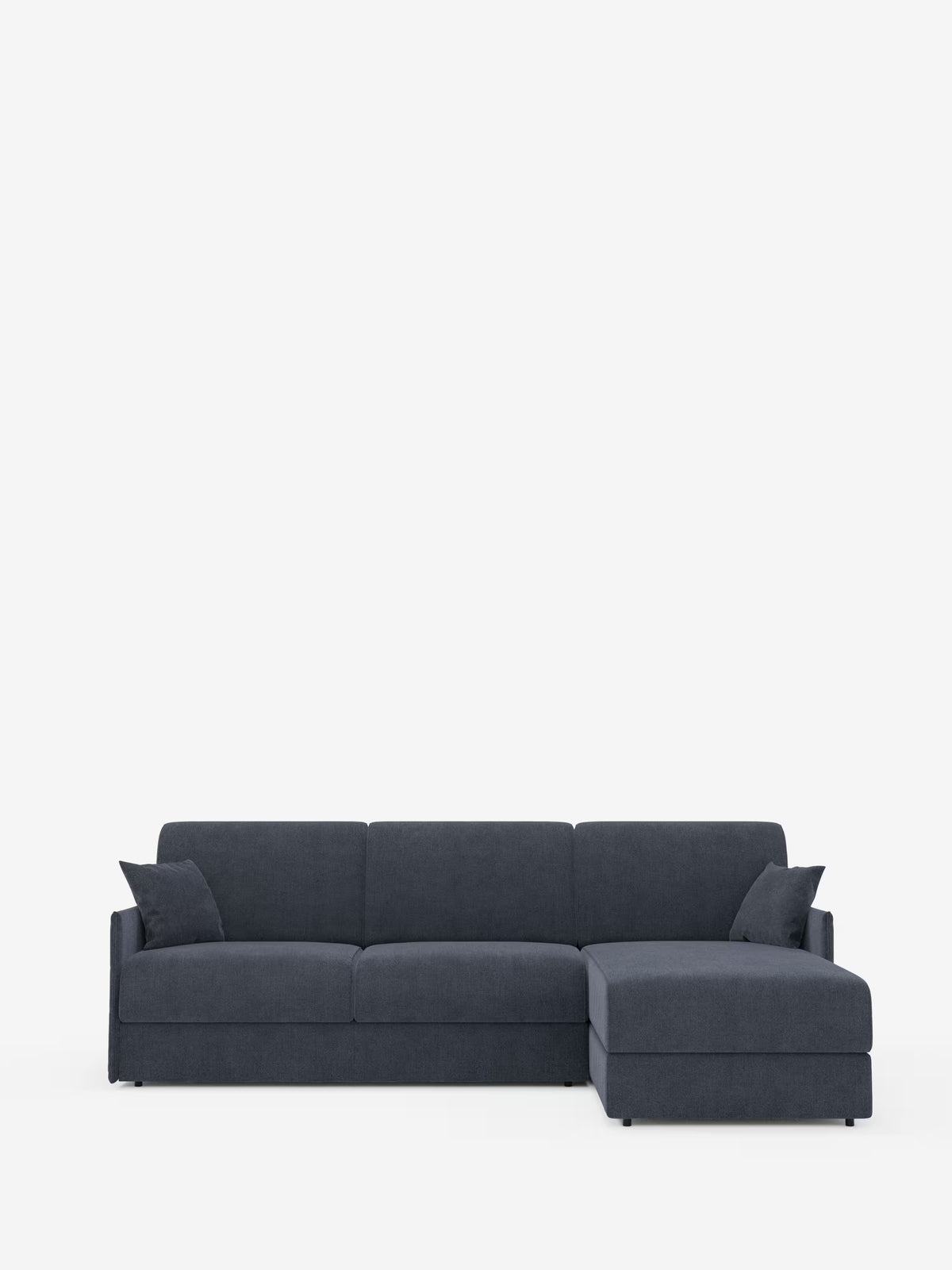 Il divano letto angolare con penisola contenitore Evans di Divani.Store è un moderno divano componibile grigio scuro dalle linee pulite, con tre cuscini di seduta, due cuscini dello schienale sul lato sinistro e una chaise longue con pratico vano contenitore sul lato destro. Realizzato in tessuto T23 resistente alle macchie e caratterizzato da un design compatto, questo elegante divano letto angolare si staglia su uno sfondo bianco a tinta unita, creando un look minimalista.
