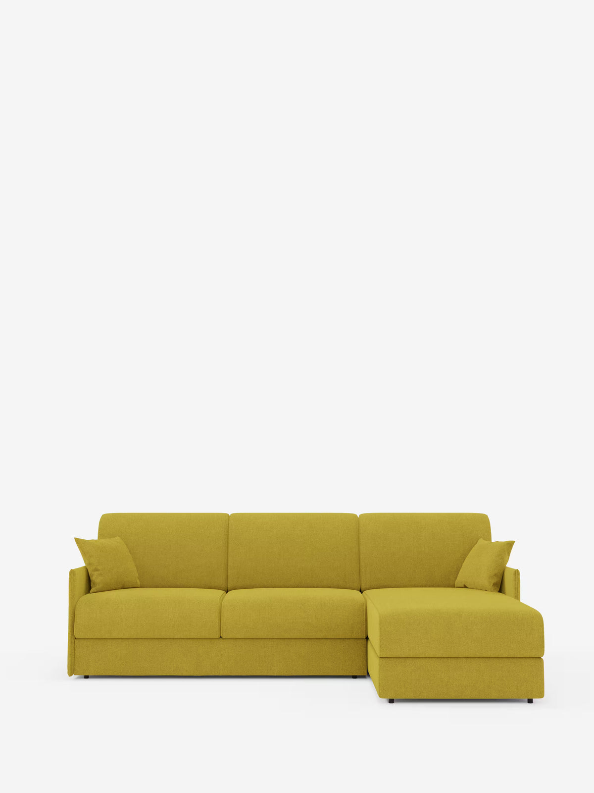 Un moderno divano letto angolare Evans, modello “Divano letto angolare con penisola contenitore” di Divani.Store, nei toni del giallo-verde, si caratterizza per le linee pulite, i tre cuscini di seduta, i due cuscini per i braccioli e una chaise longue sul lato destro dotata di un pratico vano contenitore. Questo divano elegante e compatto, rivestito in tessuto T23 antimacchia, risalta con eleganza su uno sfondo bianco a tinta unita.
