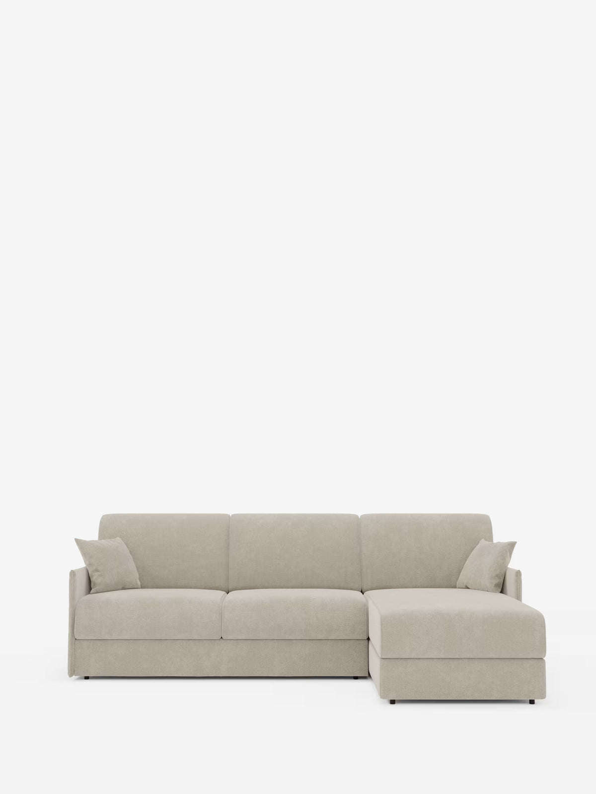 Il divano letto angolare con penisola contenitore Evans di Divani.Store è un divano componibile a L color beige chiaro dalle linee pulite, dotato di tre cuscini di seduta e di una chaise longue a destra che funge anche da pratica penisola contenitore. Rivestito in tessuto T23 facile da pulire, include due cuscini decorativi abbinati ed è raffigurato su uno sfondo bianco a tinta unita.