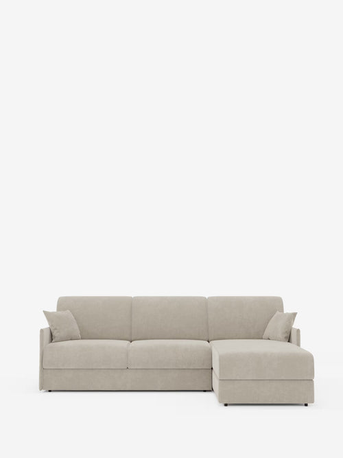 Il divano letto angolare con penisola contenitore Evans di Divani.Store è un divano componibile a L color beige chiaro dalle linee pulite, dotato di tre cuscini di seduta e di una chaise longue a destra che funge anche da pratica penisola contenitore. Rivestito in tessuto T23 facile da pulire, include due cuscini decorativi abbinati ed è raffigurato su uno sfondo bianco a tinta unita.