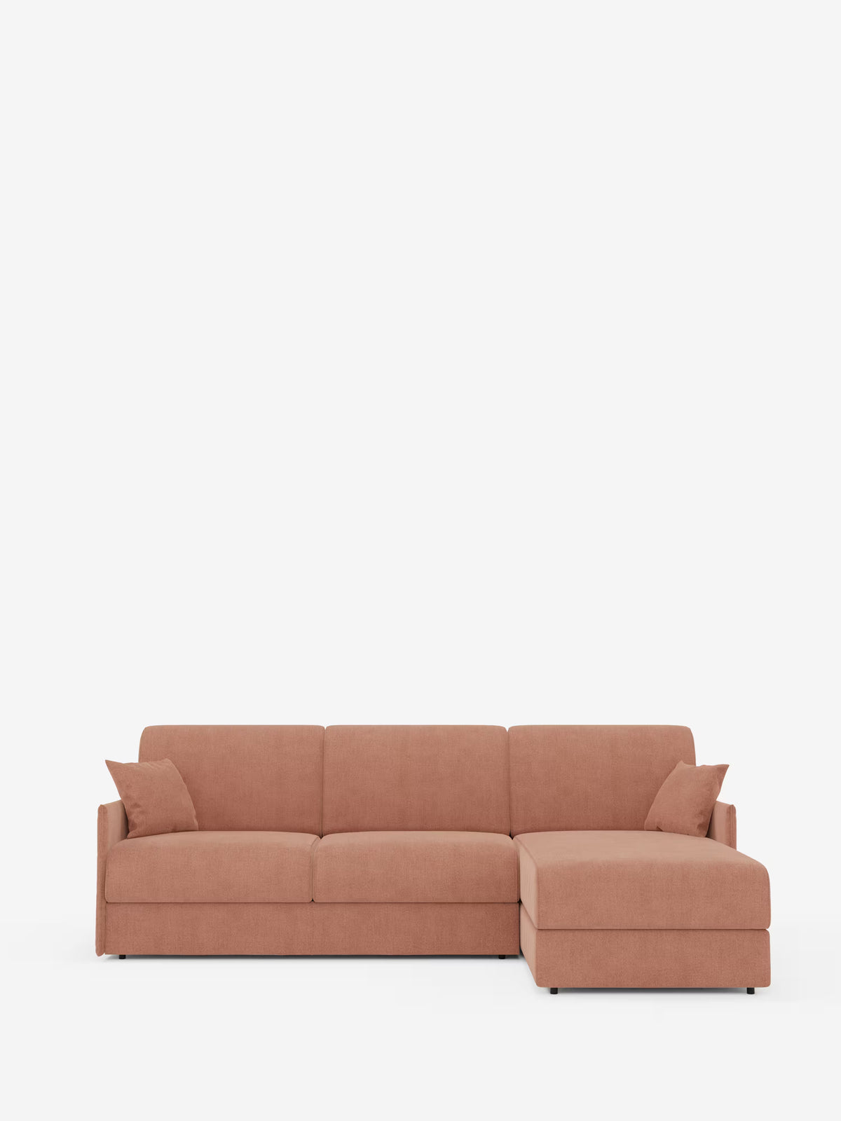 Il divano letto angolare con penisola contenitore Evans di Divani.Store è un moderno divano componibile in terracotta tenue, realizzato in tessuto T23 facile da pulire. Caratterizzato da una chaise longue rivolta a destra, due cuscini quadrati abbinati, linee rette e braccioli dal profilo basso, questo complemento d’arredo compatto e versatile vanta un design semplice e minimalista che risalta sullo sfondo bianco. La pratica penisola contenitore offre ulteriore spazio di stivaggio per una maggiore