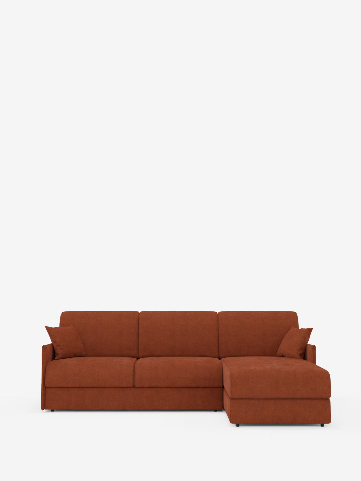 Un moderno divano componibile: il modello Evans Divano letto angolare con penisola contenitore di Divani.Store presenta un design compatto e un rivestimento in tessuto T23 color arancio bruciato, resistente alle macchie. Con linee pulite, braccioli bassi, due cuscini quadrati abbinati e piedini neri corti, questo divano con chaise longue orientata a destra è perfetto per qualsiasi soggiorno in stile contemporaneo. Lo sfondo è bianco a tinta unita.