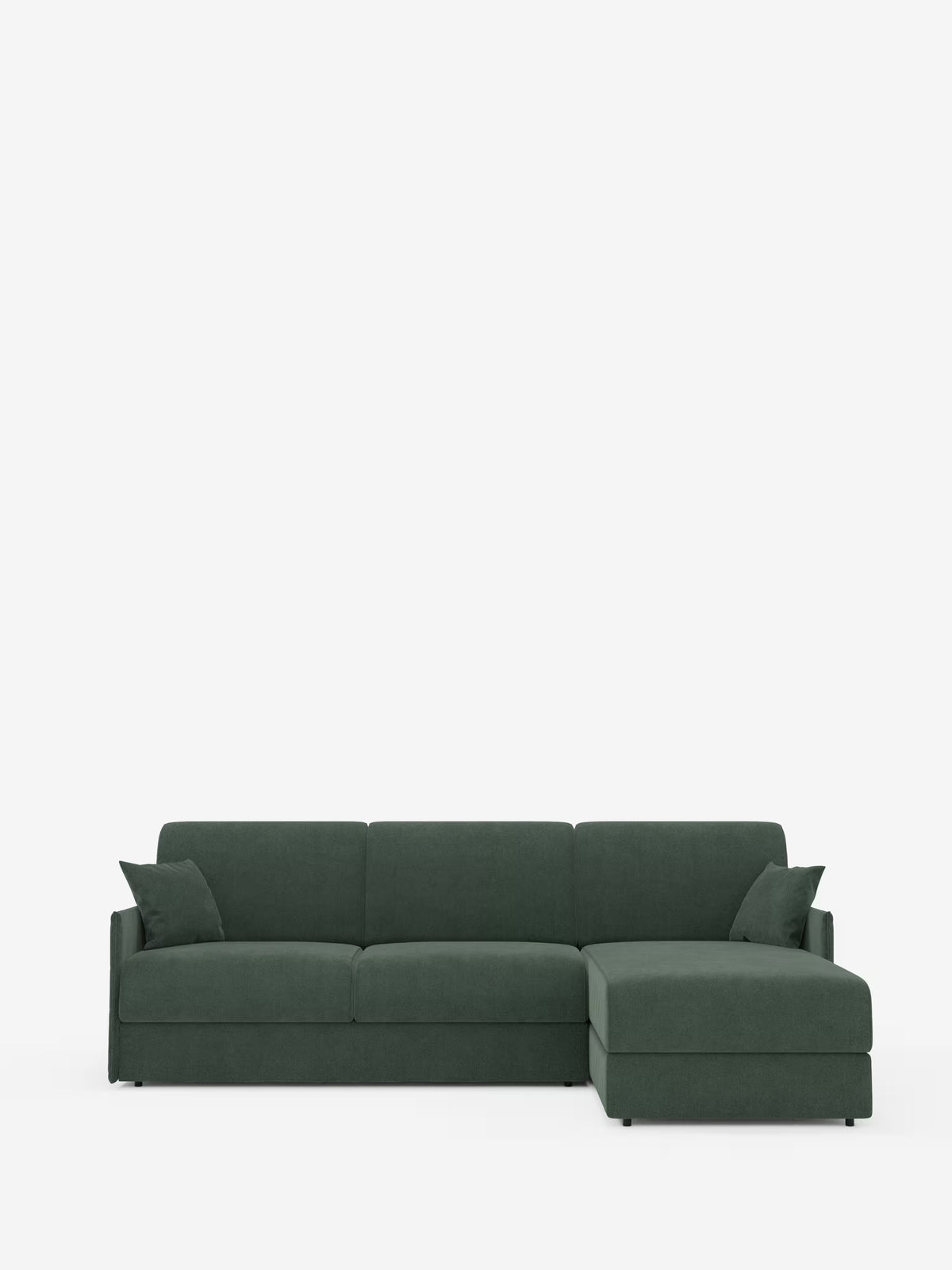 Il divano letto angolare con penisola contenitore Evans di Divani.Store è un divano letto angolare compatto di colore verde scuro, caratterizzato da uno schienale basso, braccioli squadrati e una chaise longue sul lato destro. Questo elemento d’arredo moderno vanta un ampio vano contenitore all’interno della penisola e include due cuscini decorativi abbinati, il tutto presentato su uno sfondo bianco a tinta unita. Il design elegante è rivestito in tessuto T23 facile da pulire, per una maggiore praticità.