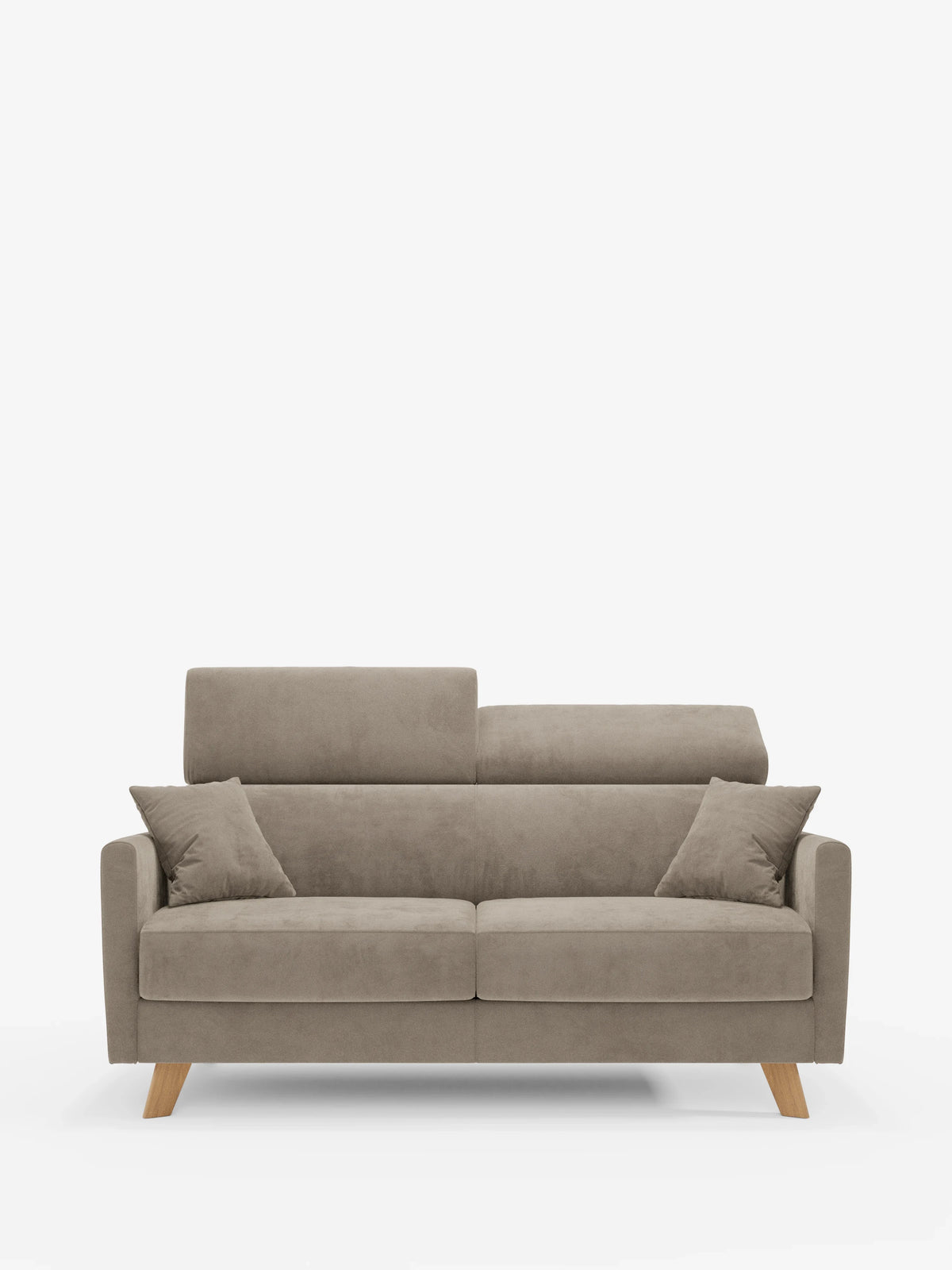 Un moderno divano letto Francy color taupe con poggiatesta regolabili di Divani.Store, rivestito al 100% con tessuto T30 elegante e antimacchia, caratterizzato da braccioli dritti, gambe angolate in legno, due cuscini di seduta, due cuscini dello schienale e due cuscini decorativi abbinati, è raffigurato su uno sfondo bianco a tinta unita.