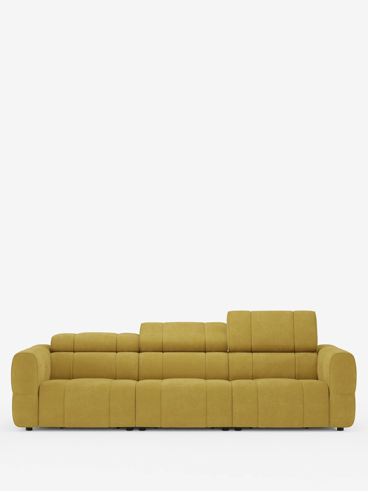 Il divano modulare Giotto a 4 posti con poggiatesta reclinabili e funzione relax elettrica opzionale, rivestito in tessuto smacchiabile T23, è un divano modulare di colore giallo ocra con un design trapuntato a pannelli e un poggiatesta rialzato su sfondo bianco.