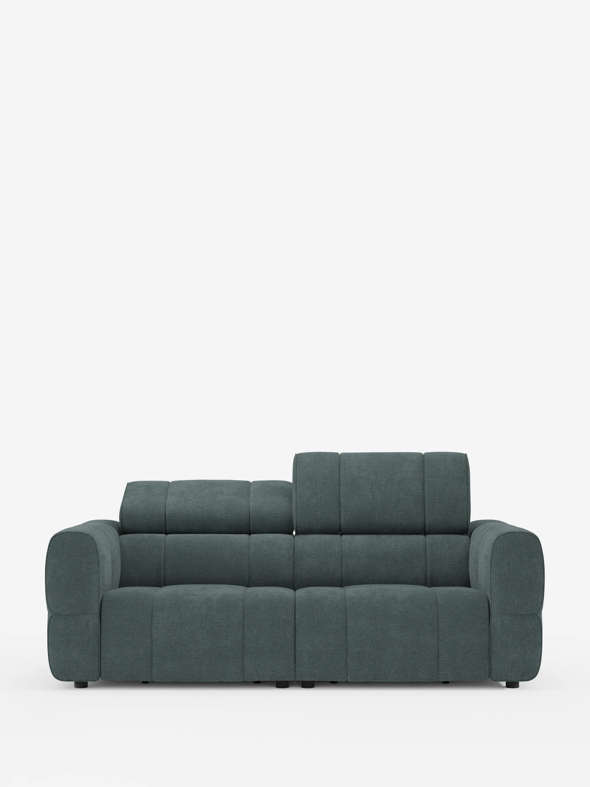 Un divano modulare Giotto a 3 posti, con poggiatesta reclinabili e funzione relax elettrica opzionale, rivestito in tessuto smacchiabile T23 color verde acqua scuro testurizzato, con braccioli imbottiti e poggiatesta regolabili, è raffigurato su uno sfondo bianco con un poggiatesta in posizione verticale.
