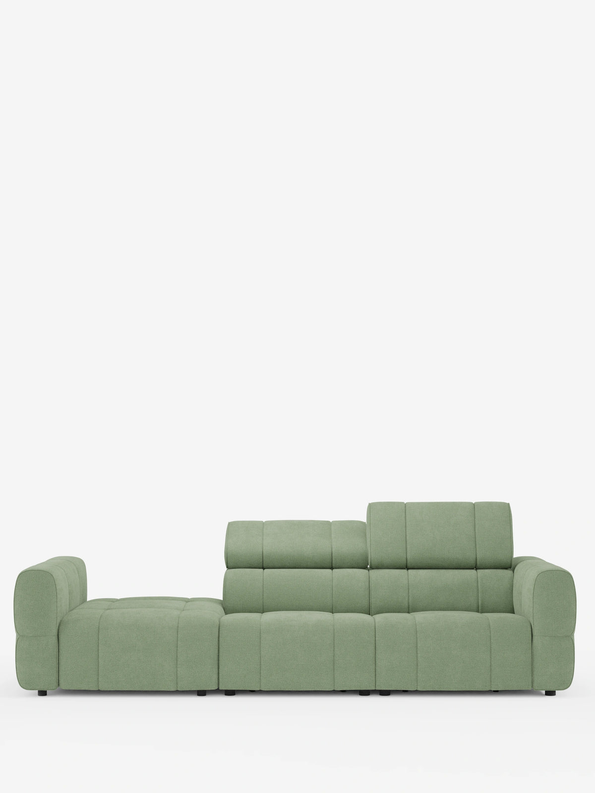 Un divano componibile Giotto Divano in verde salvia chiaro con estremità aperta - opzione relax elettrico in tessuto smacchiabile T23: un divano modulare caratterizzato da un design trapuntato e dal profilo ribassato, un'estremità in stile chaise longue e uno schienale regolabile su sfondo bianco.