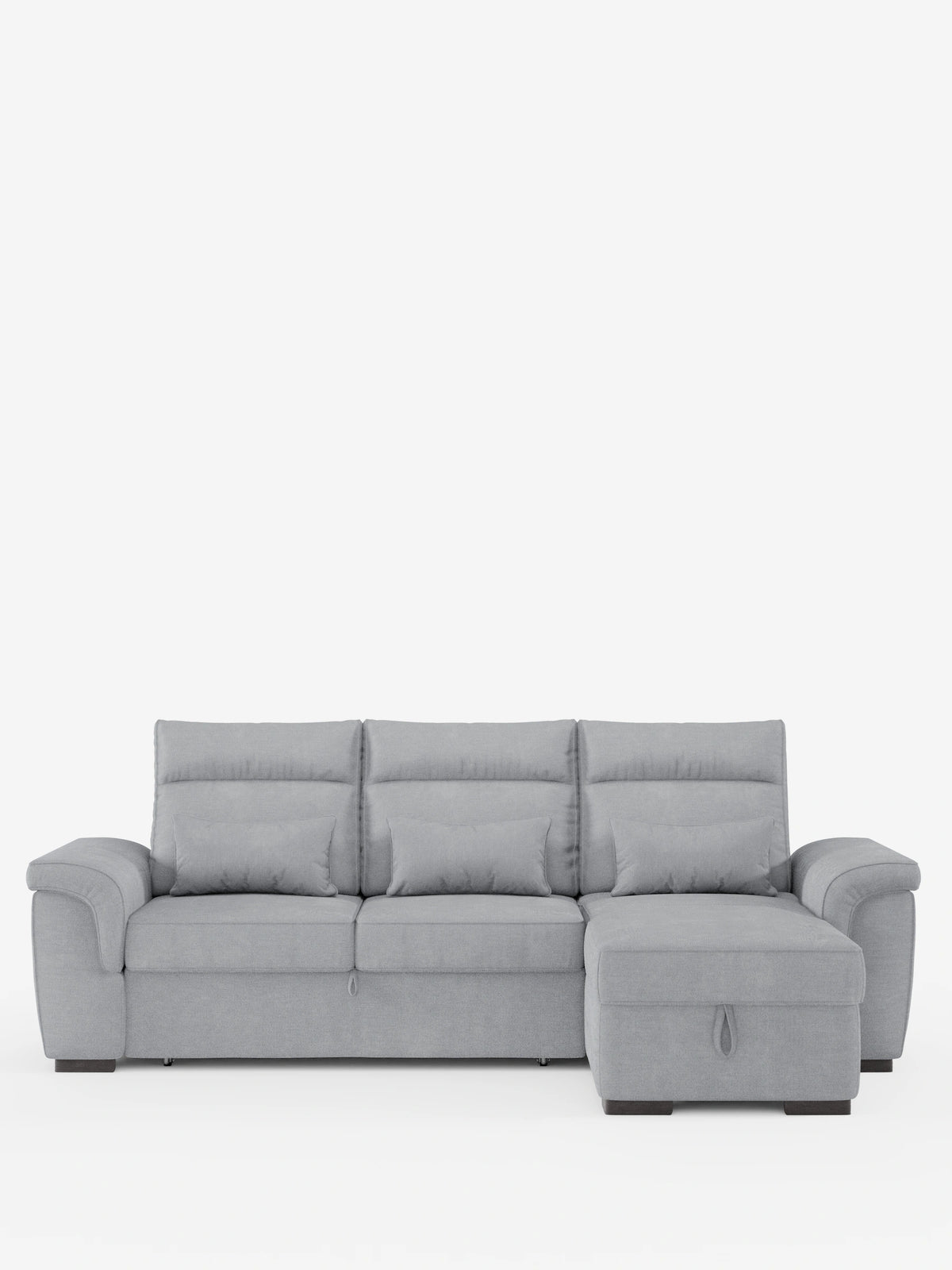 Il divano letto angolare Ischia con schienali scorrevoli, elemento estraibile e penisola contenitore in tessuto smacchiabile misto lino è un divano componibile grigio chiaro con tre cuscini lombari e una chaise longue sul lato destro, su uno sfondo bianco.