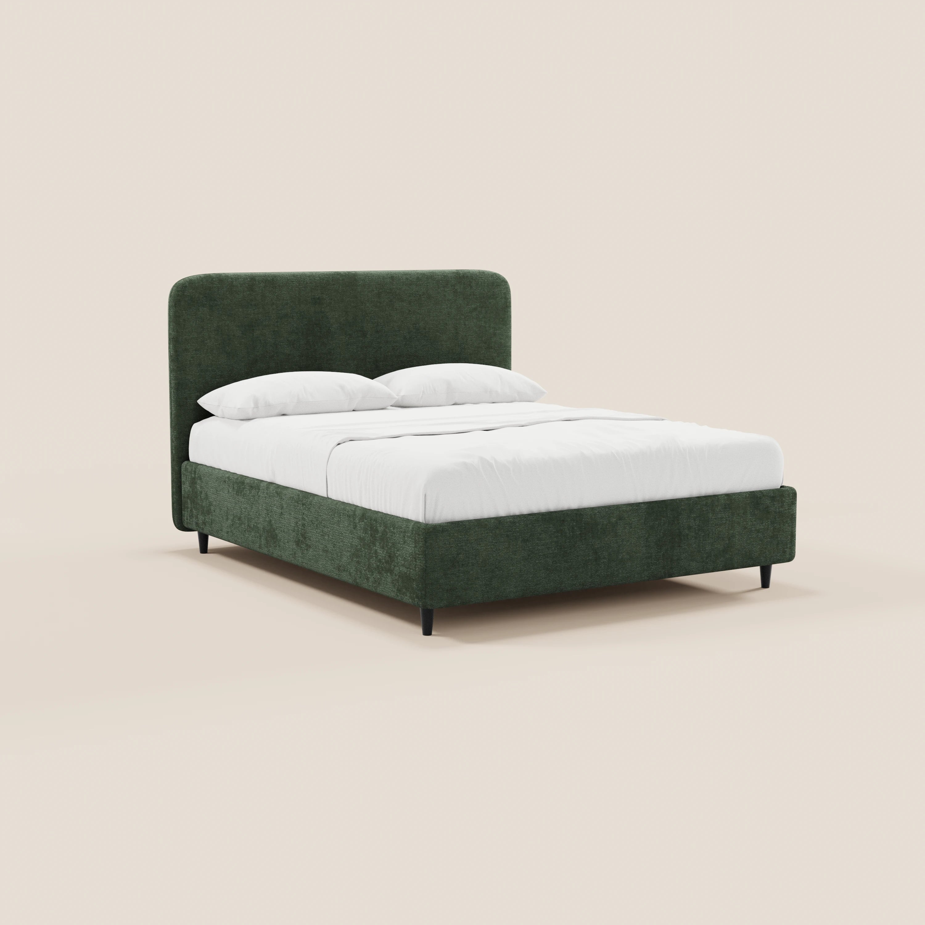 Il letto imbottito KAELOS in stile minimal di Letti.store è caratterizzato da un tessuto in ciniglia verde, una testiera alta e arrotondata, gambe alte, una base contenitiva e biancheria da letto bianca con due cuscini: l’ideale per una camera da letto in stile moderno.