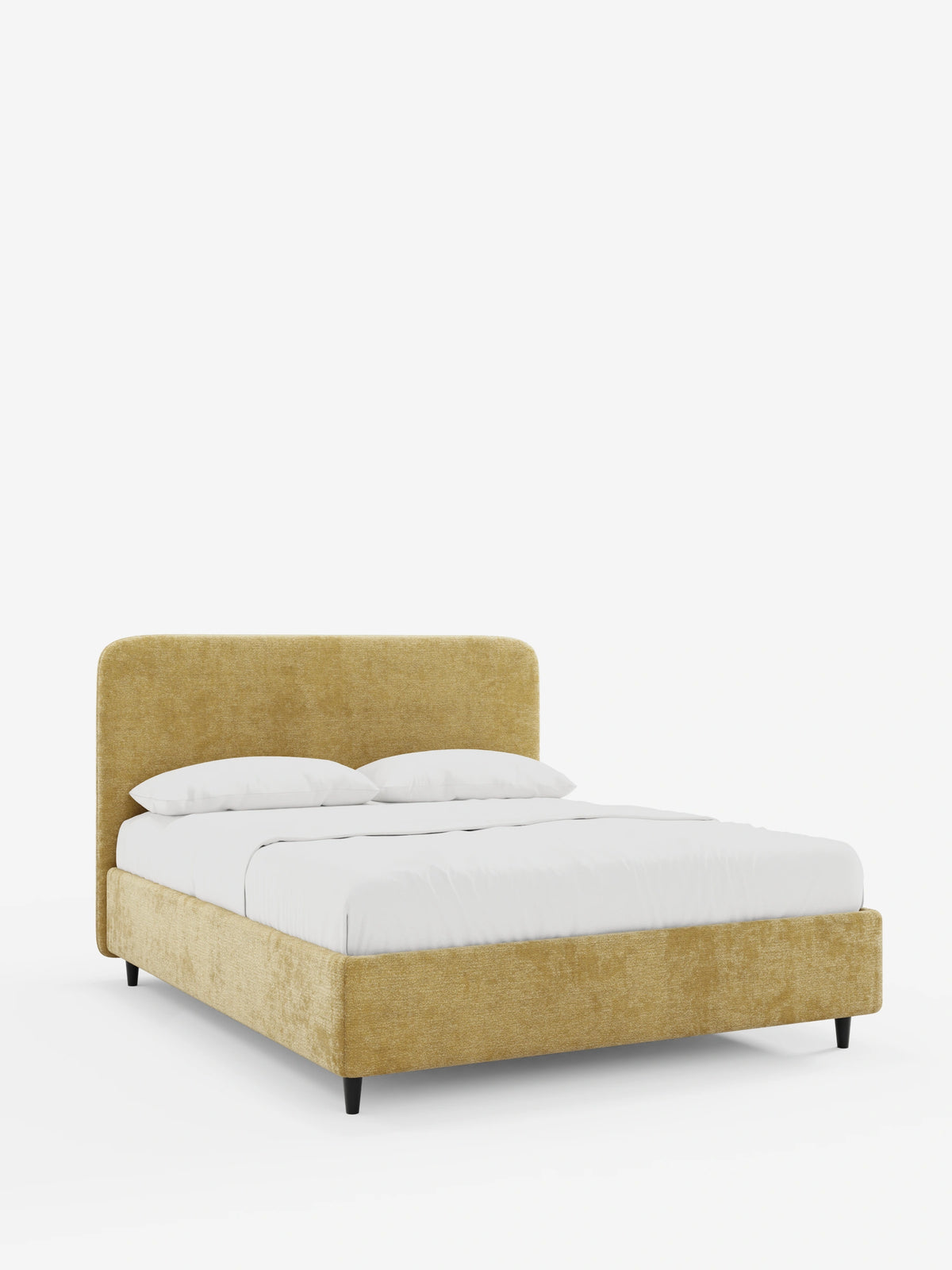 Letto imbottito minimal KAELOS - contenitore, gambe alte e testiera arrotondata in tessuto ciniglia con testiera curva color giallo dorato, biancheria da letto bianca e sottili gambe nere su uno sfondo bianco a tinta unita.