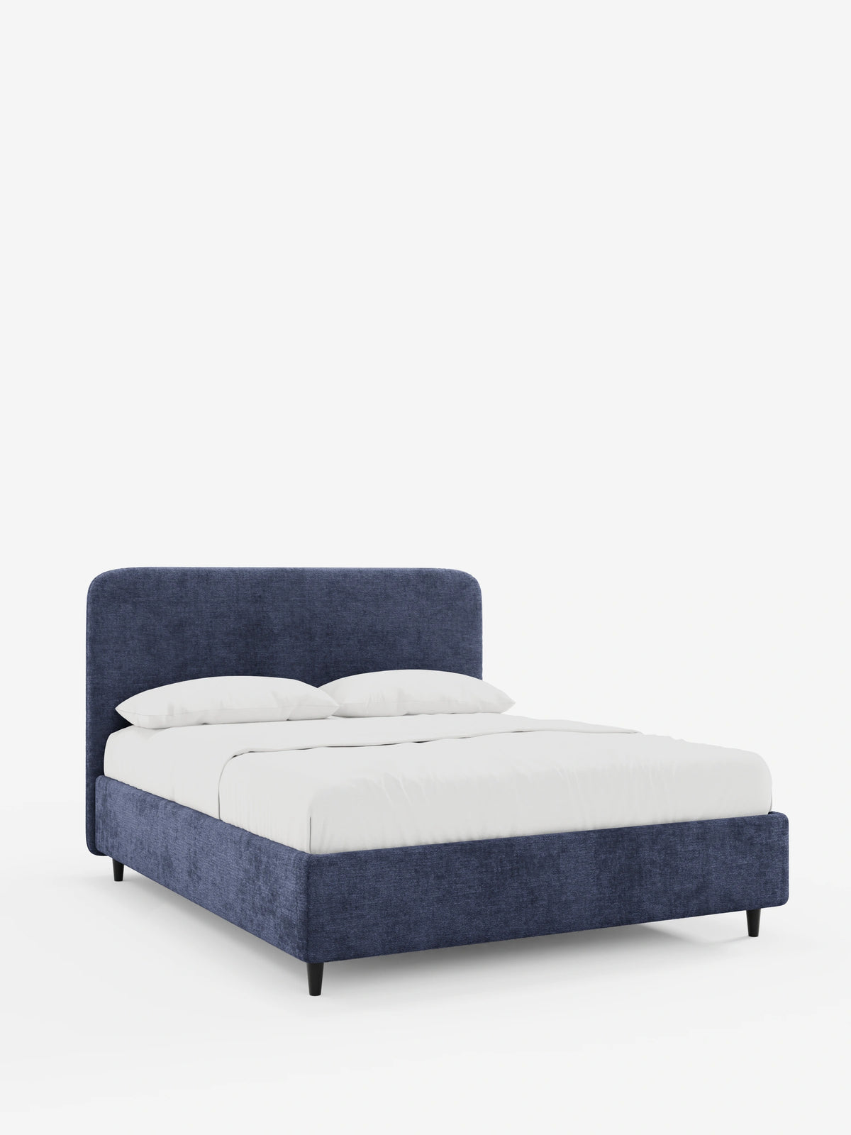 Un letto matrimoniale imbottito KAELOS Letto Minimal, di colore blu navy, su sfondo bianco, caratterizzato da una testiera arrotondata, biancheria da letto bianca e quattro sottili gambe affusolate di colore nero.