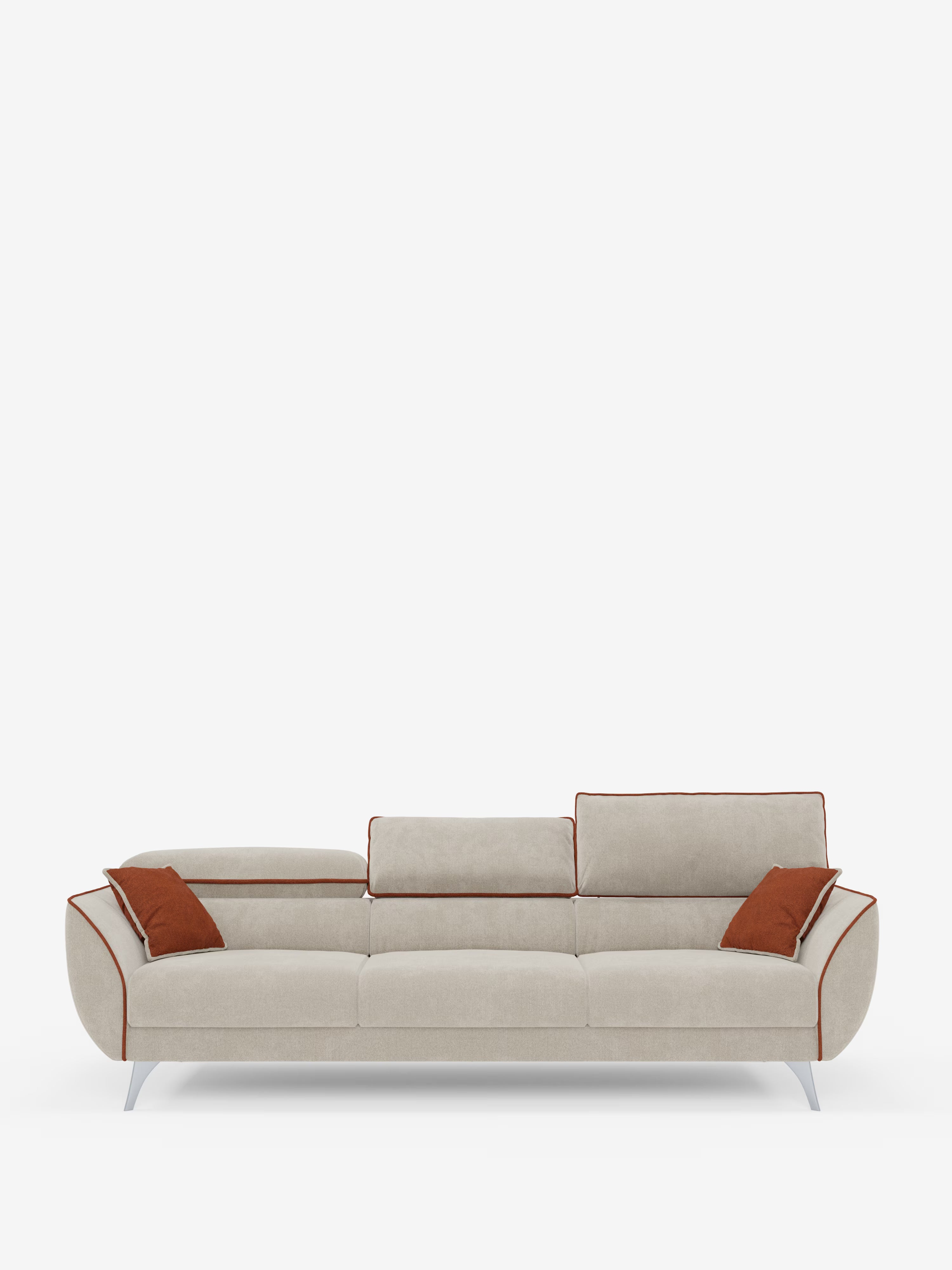 Un divano contemporaneo Michelangelo 4 Posti bicolore di Divani.Store in beige chiaro, dotato di tre sedute estensibili, poggiatesta reclinabili ed eleganti gambe in metallo con accattivanti rifiniture arancioni. Il divano comprende tre cuscini di seduta, tre cuscini dello schienale e quattro cuscini decorativi color ruggine, due per ciascuna estremità. Presentato su uno sfondo bianco a tinta unita.