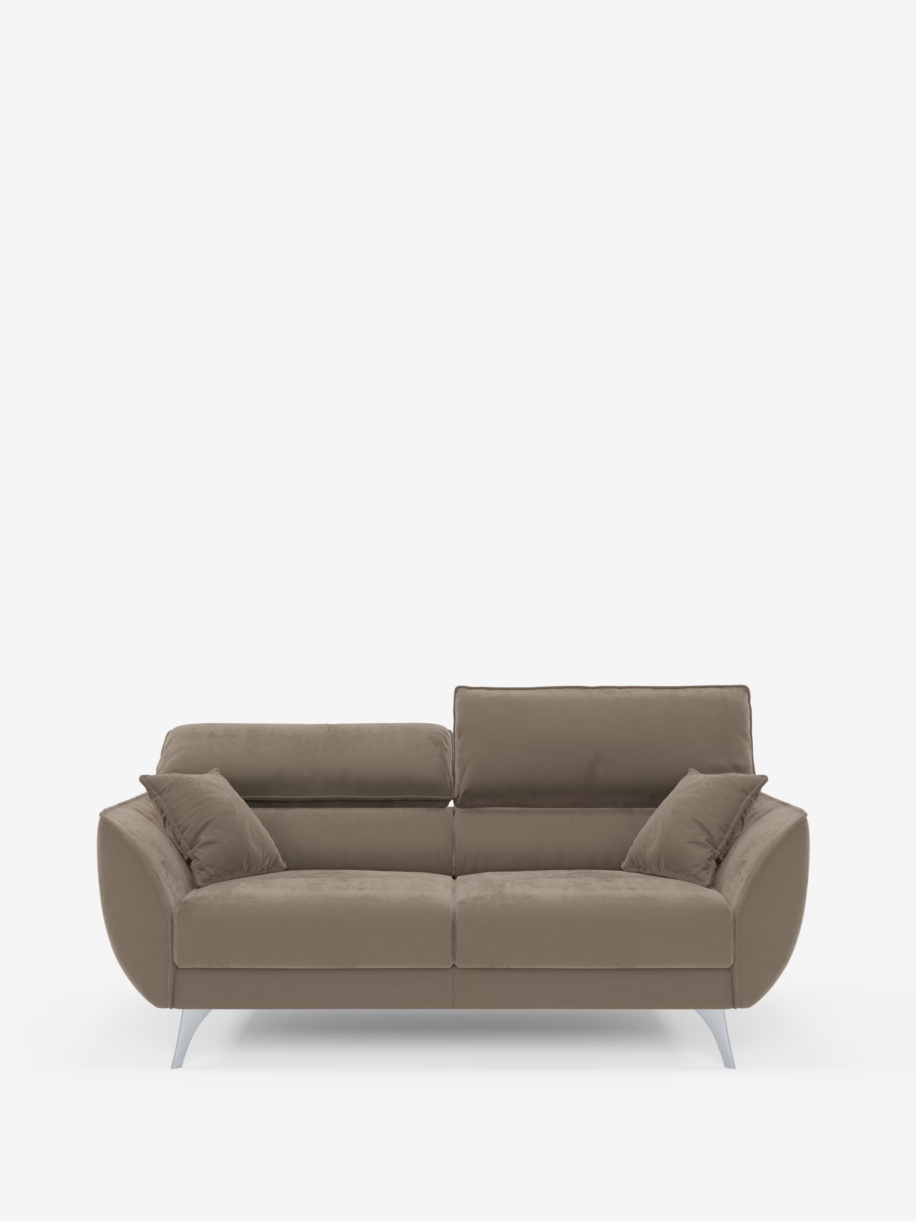 Il divano Michelangelo a 2 e 3 posti con sedute allungabili e poggiatesta reclinabili in tessuto smacchiabile T30 di Divani.Store è un moderno divano in tessuto marrone caratterizzato da due cuscini coordinati, braccioli angolati, schienali divisi e eleganti gambe argentate. Coniugando stile e comfort, questa versatile soluzione di seduta fa un figurone su uno sfondo bianco a tinta unita.