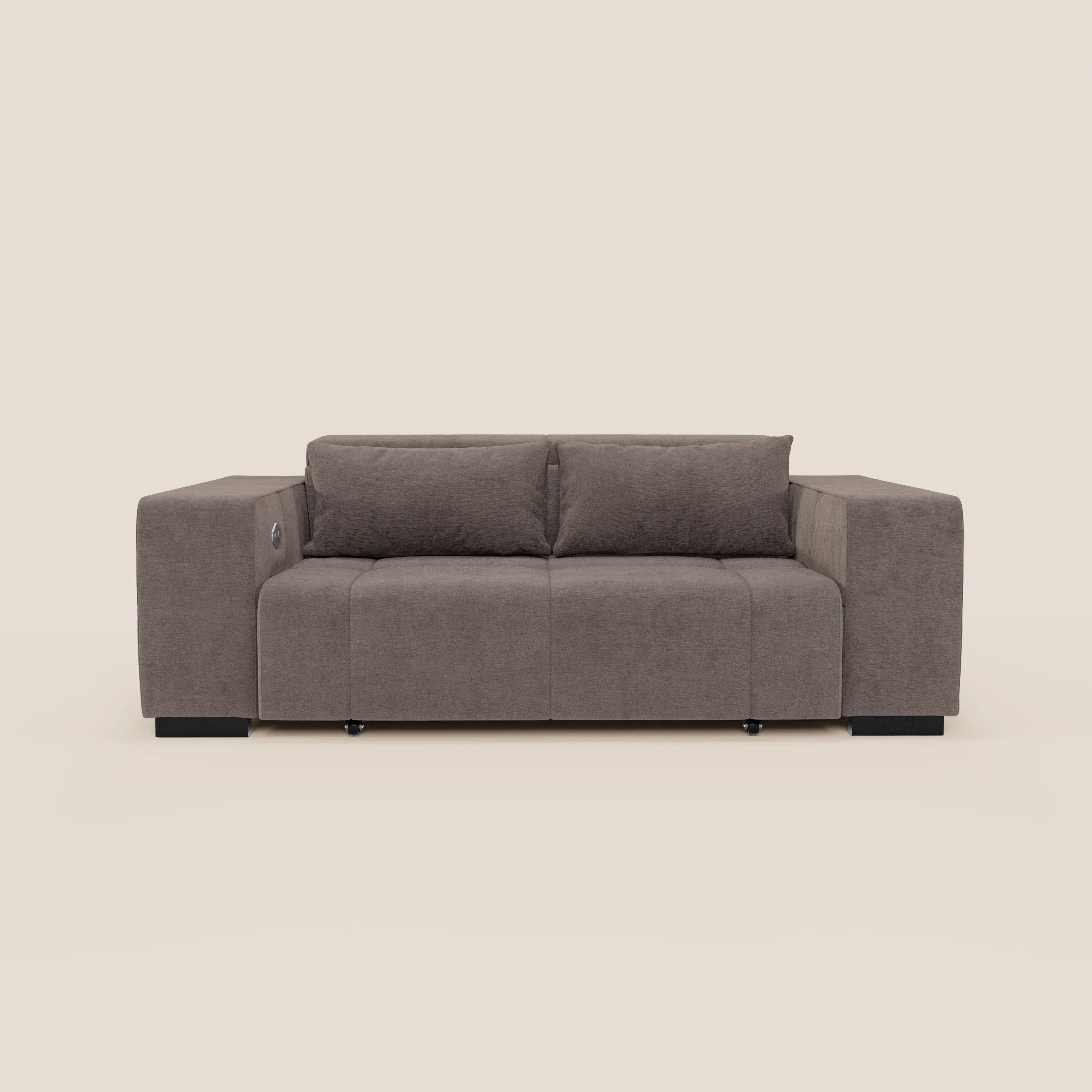 Il Monarch Divano con Relax Elettrico di Divani.Store è un moderno divano a due posti di colore marrone con cuscini morbidi, ampi braccioli quadrati, linee pulite, gambe a blocco scure e morbido tessuto T31 antimacchia; su uno sfondo beige chiaro.