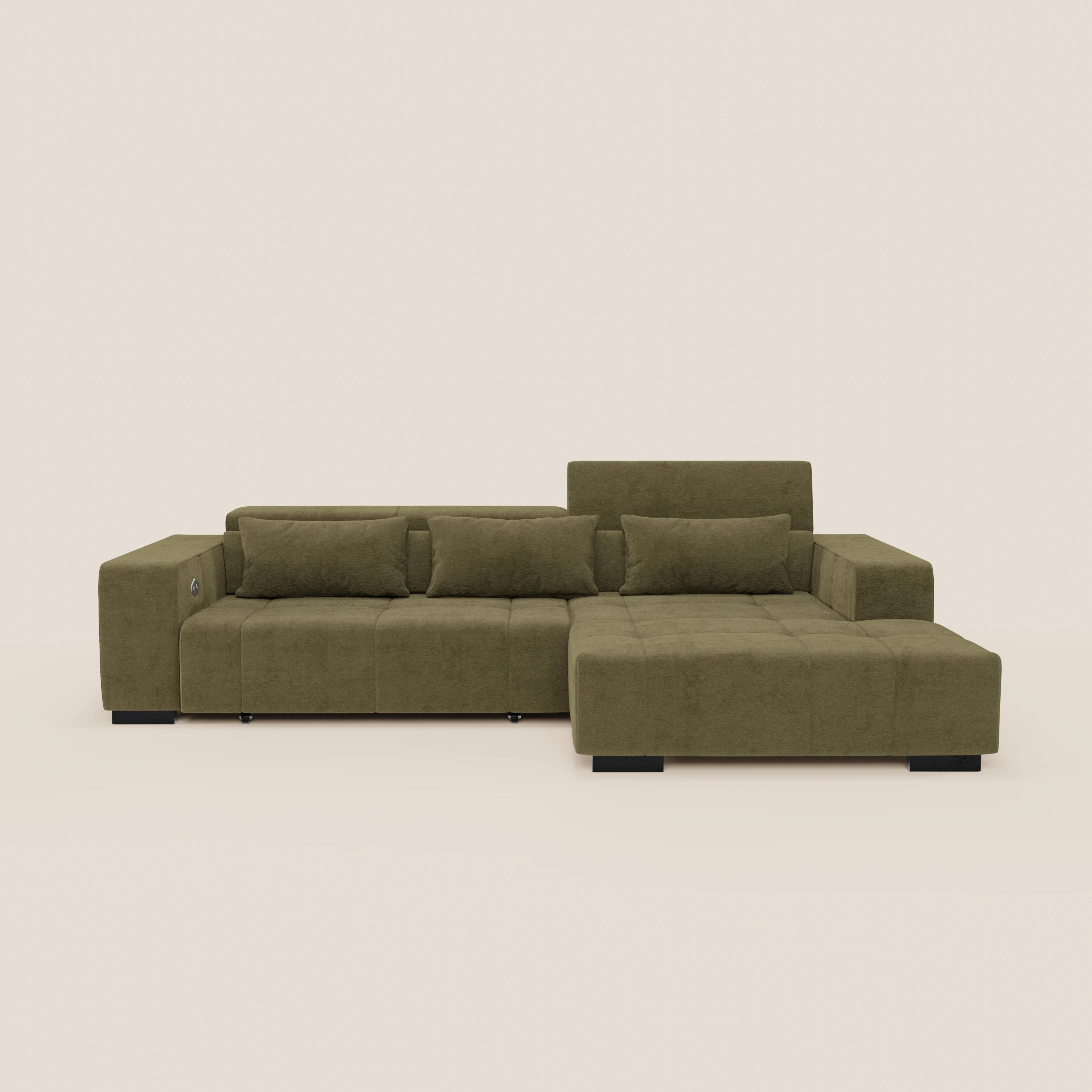 Il Monarch di Divani.Store è un divano angolare verde oliva con chaise longue orientata a destra, poggiatesta reclinabile, estensione elettrica della seduta, ampi braccioli, tre cuscini di schienale, piedini a blocco e morbido tessuto antimacchia. Include 3 cuscini coordinati.
