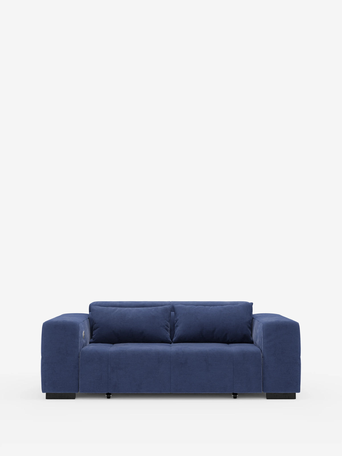 Un divano contemporaneo “Monarch” in velluto blu scuro con funzione relax elettrica per l'allungamento delle sedute e poggiatesta reclinabile di Divani.Store, rivestito in morbido tessuto T31 antimacchia, con ampi braccioli, due cuscini di seduta e due cuscini di schienale, si stacca su uno sfondo bianco a tinta unita. Questo divano contemporaneo presenta un design squadrato e minimalista con piedini a blocco neri e include le funzioni di estensione elettrica della seduta e di reclinazione del poggiatesta.