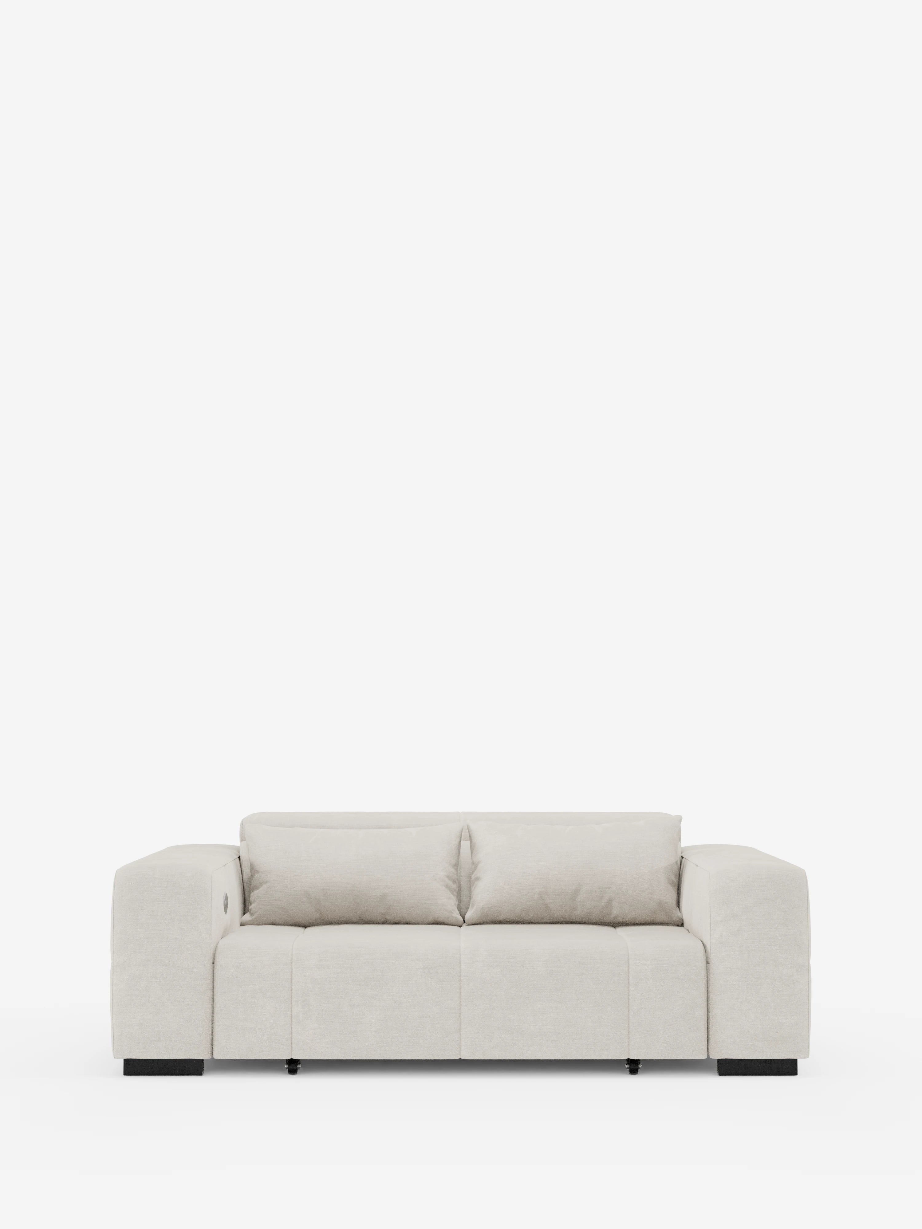Un divano Monarch con funzione relax elettrica per l’allungamento delle sedute e poggiatesta reclinabile di Divani.Store è raffigurato su uno sfondo bianco a tinta unita. Questo divano moderno, rivestito in morbido tessuto beige T31 resistente alle macchie, presenta ampi braccioli, due cuscini di seduta e due cuscini dello schienale. Il design è completato da gambe basse nere in stile blocco e da un aspetto lussuoso.