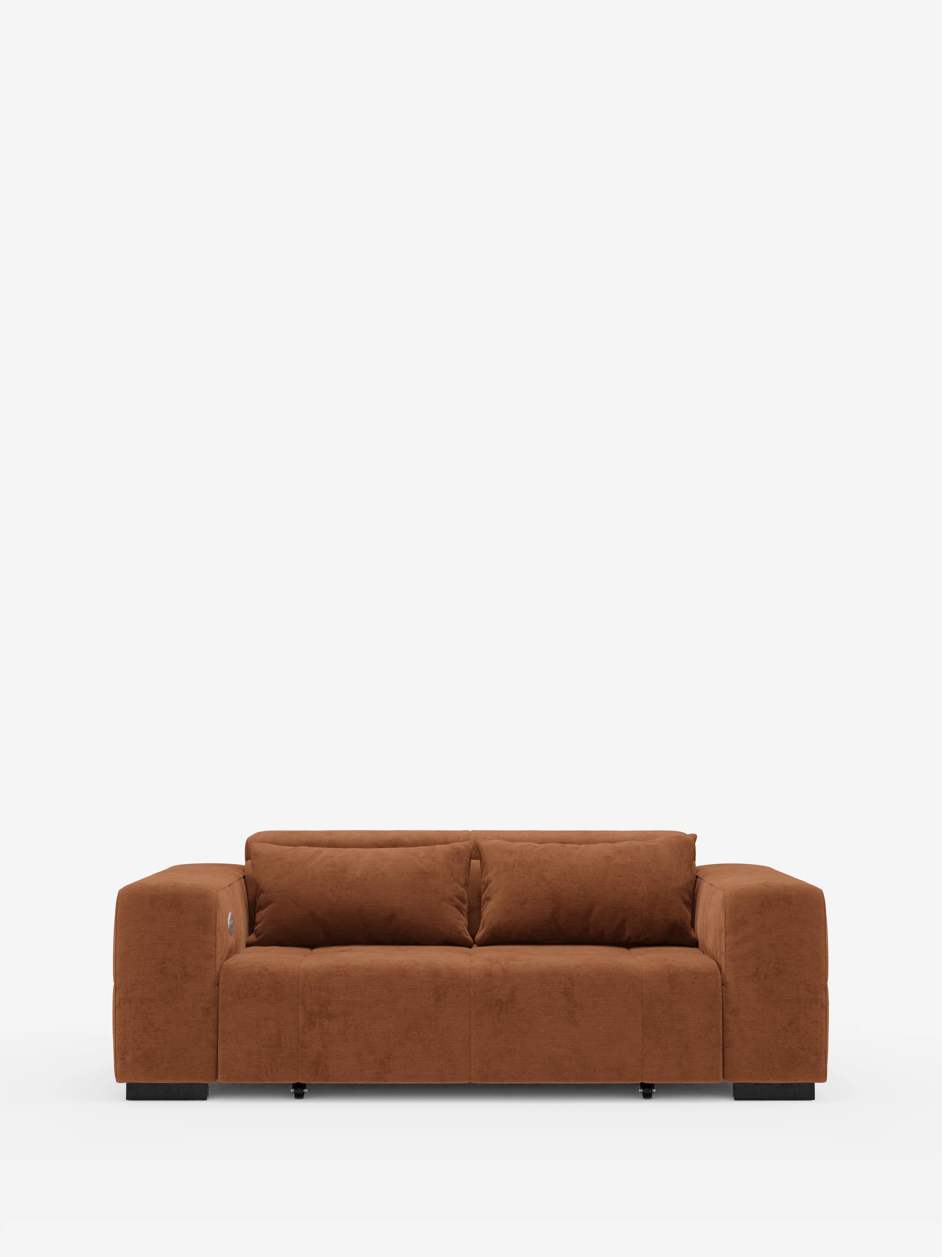 Un divano moderno di colore marrone, il Monarch Divano con Relax Elettrico di Divani.Store, rivestito in un morbido tessuto T31 resistente alle macchie e dalla texture simile alla pelle scamosciata. Presenta ampi braccioli, piedini neri a blocco e un elegante design dal profilo ribassato con due cuscini di seduta e due cuscini dello schienale. Su uno sfondo bianco a tinta unita, questo elegante divano offre un comfort superiore grazie all’estensione elettrica della seduta e ai poggiatesta regolabili.
