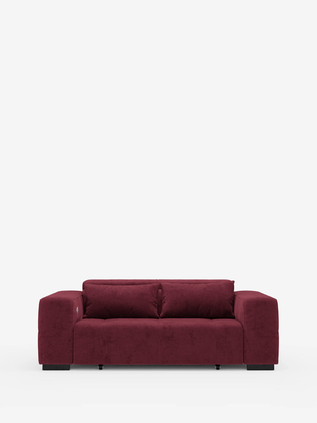 Un moderno divano Monarch rosso scuro con funzione relax elettrica per l’allungamento delle sedute e poggiatesta reclinabile, rivestito in morbido tessuto lavabile T31 di Divani.Store, caratterizzato da ampi braccioli, uno schienale basso e due cuscini di seduta, è posizionato al centro su uno sfondo bianco a tinta unita. Questo elegante divano presenta una silhouette morbida e squadrata ed è sostenuto da piccole gambe nere.