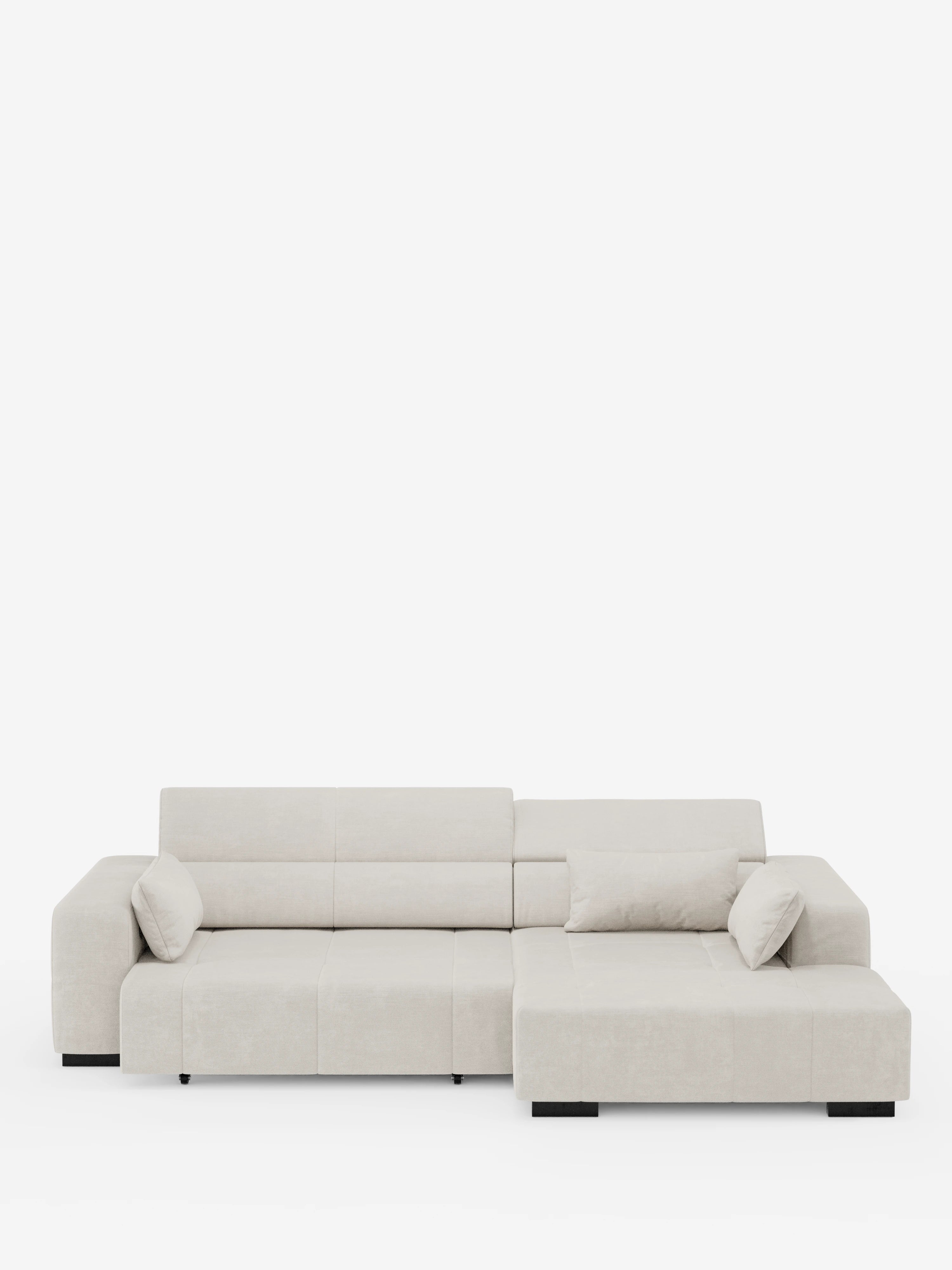 Il divano angolare Monarch con penisola e funzione relax elettrica per l'allungamento delle sedute di Divani.Store è un divano componibile contemporaneo, di colore beige chiaro, con ampi braccioli e schienali bassi. È dotato di una chaise longue sul lato destro, tre moduli di seduta quadrati, quattro cuscini rettangolari abbinati e piedini bassi neri a blocco. Il design prevede un rivestimento in morbido tessuto T31 resistente alle macchie e poggiatesta regolabili per un comfort ancora maggiore.