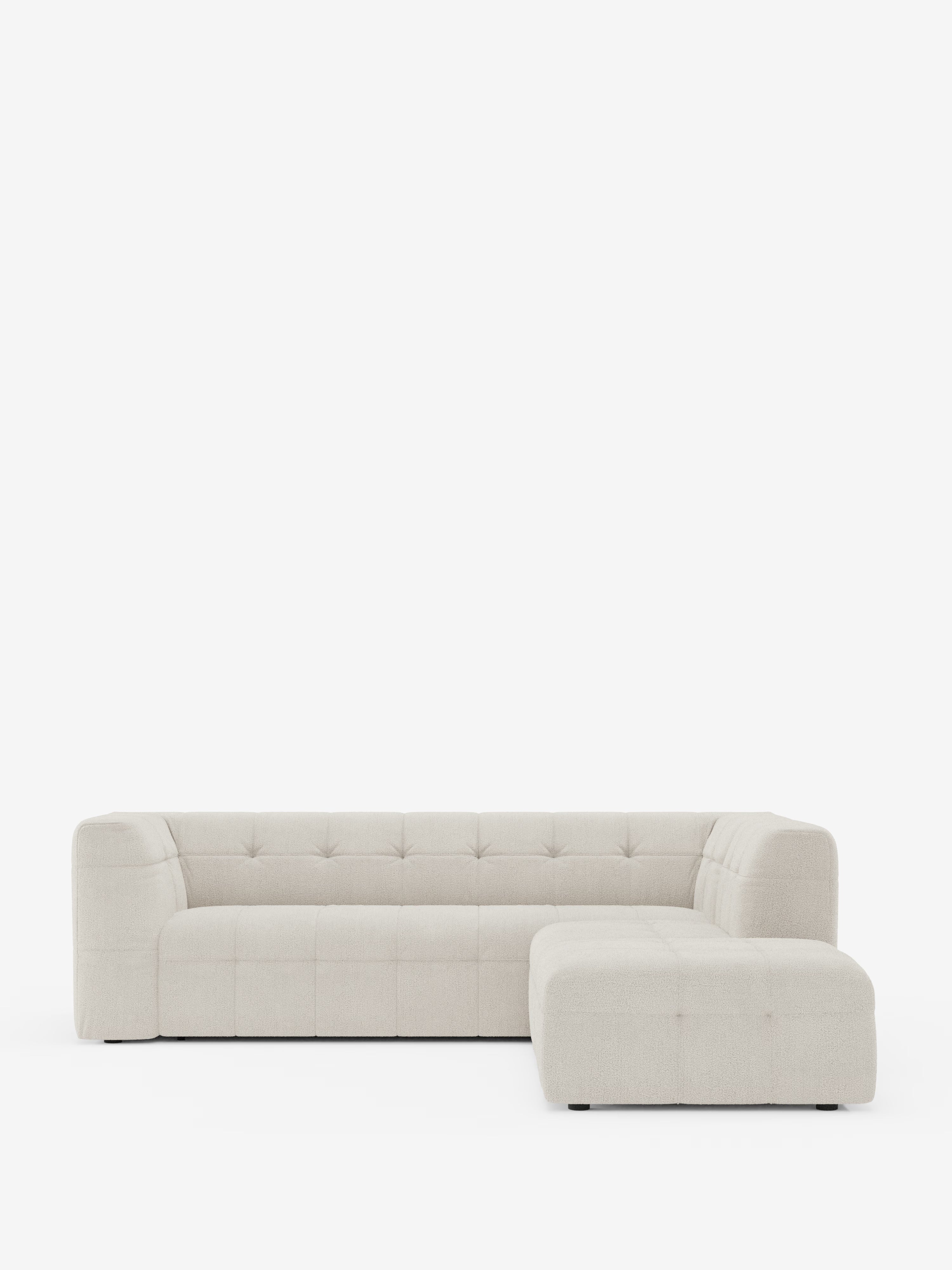 Il divano angolare componibile e modulare Mosaic in bouclé di Divani.Store è un moderno divano componibile a L rivestito in tessuto T21 beige chiaro, antimacchia, caratterizzato da un profilo basso, ampi braccioli ed eleganti dettagli capitonné sui cuscini della seduta e dello schienale: su uno sfondo bianco a tinta unita, è ideale per creare un soggiorno moderno grazie al suo design versatile.