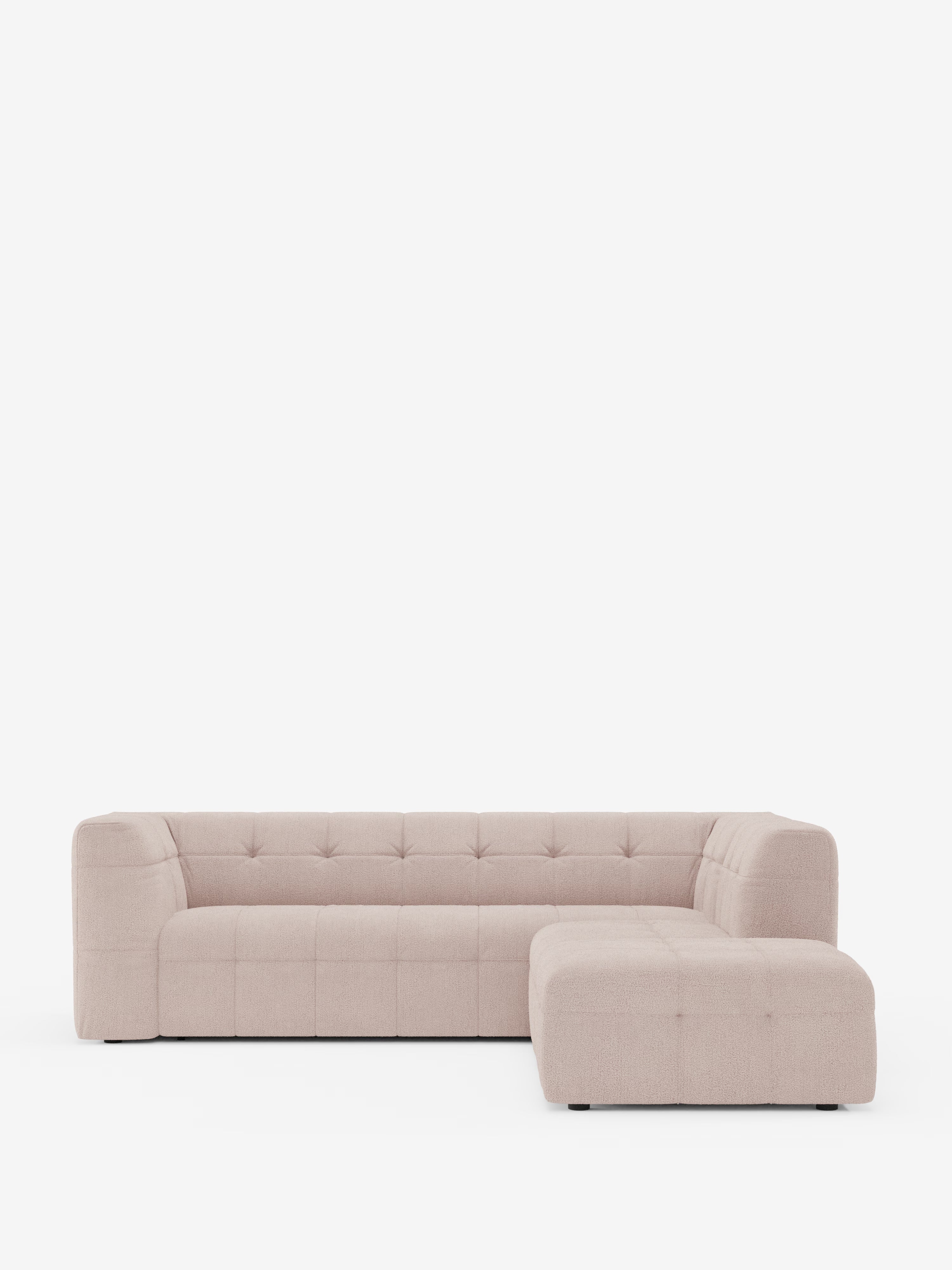 Il divano angolare componibile e modulare Mosaic in bouclé di Divani.Store presenta un moderno design a forma di L in beige chiaro, caratterizzato da cuscini capitonné, ampi braccioli e un profilo ribassato. Il suo morbido tessuto T21, resistente alle macchie, esalta il look contemporaneo, mentre lo sfondo bianco a tinta unita mette in risalto le linee pulite e l’eleganza minimalista di questo sofisticato complemento d’arredo.