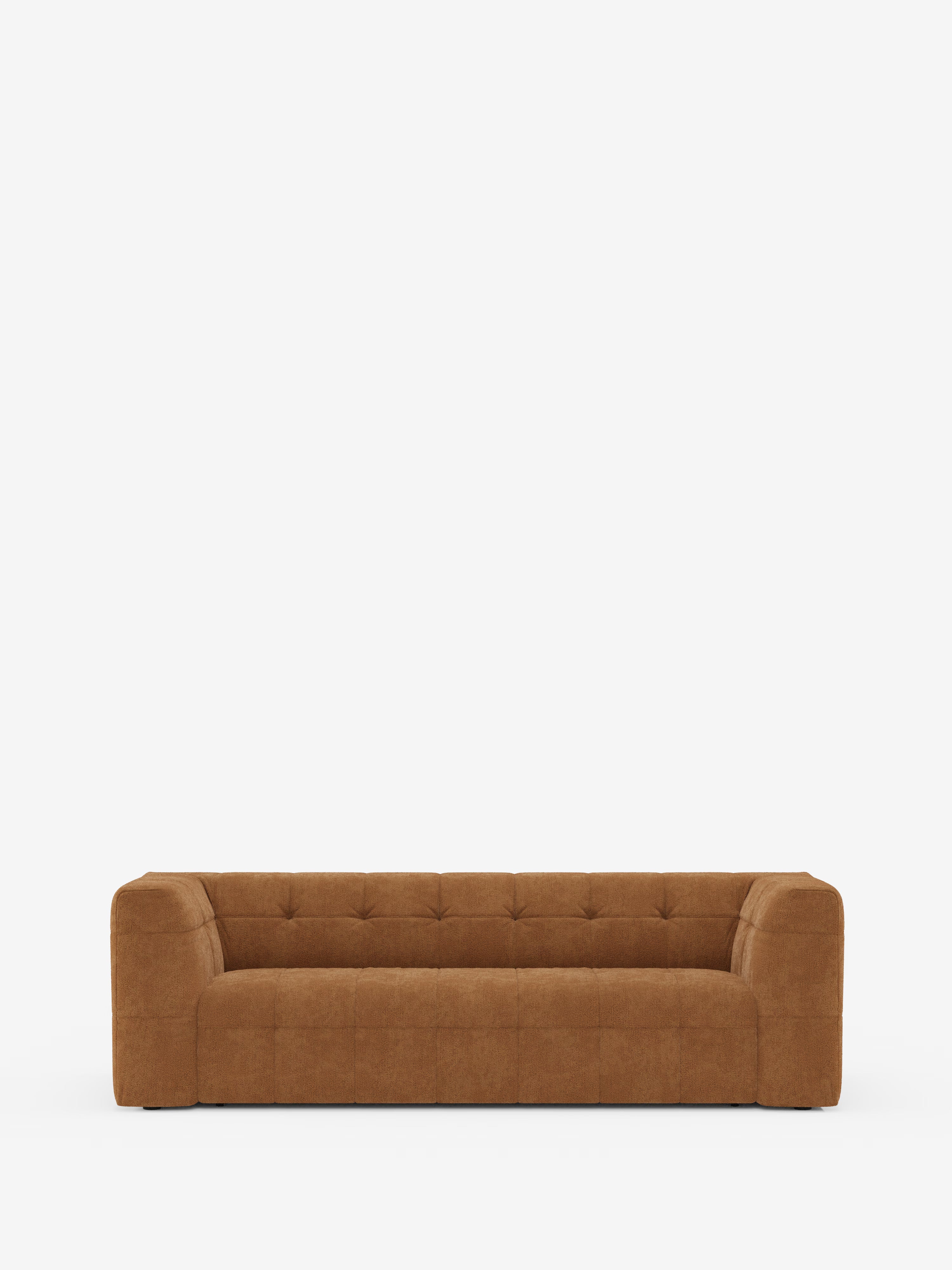 Un divano modulare contemporaneo di Divani.Store, il Mosaic Divano a 3 e 4 posti presenta un profilo minimalista e squadrato, senza gambe a vista. Rivestito in tessuto bouclé T21 antimacchia e caratterizzato da cuscini quadrati trapuntati (capitonné) e braccioli spessi, questo elemento d’arredo moderno è presentato su uno sfondo bianco a tinta unita per un look elegante e lineare.