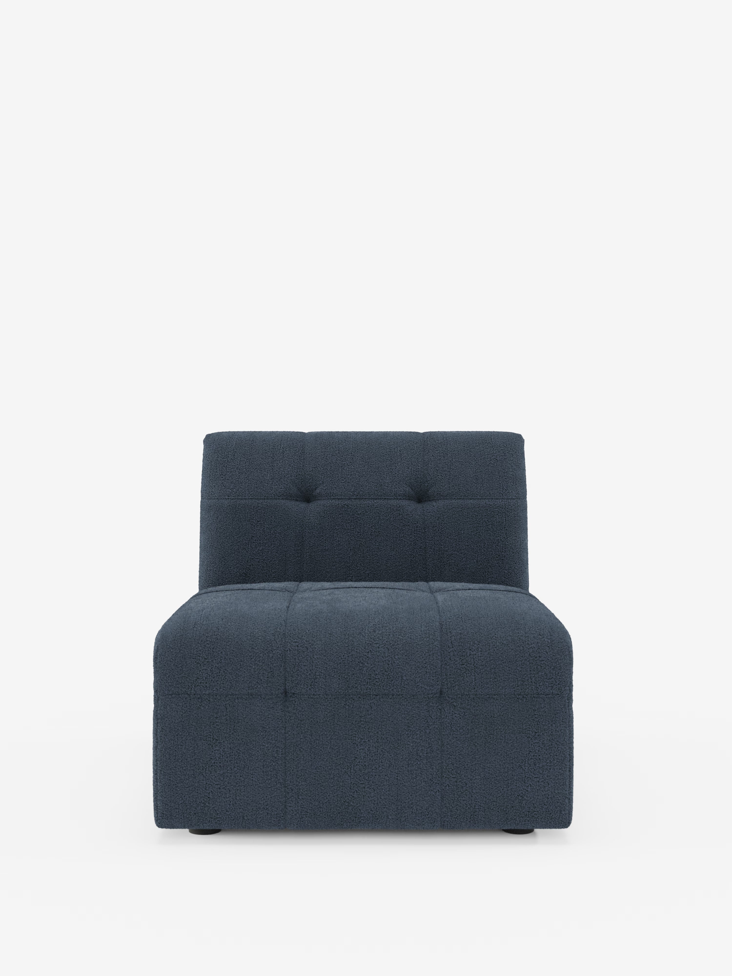 Vista frontale di una moderna poltrona senza braccioli, rivestita in tessuto testurizzato blu scuro. Ispirata al design delle poltrone classiche, la poltrona presenta una seduta bassa e ampia e uno schienale trapuntato con delicati dettagli di cuciture quadrate, che risaltano su uno sfondo bianco a tinta unita.