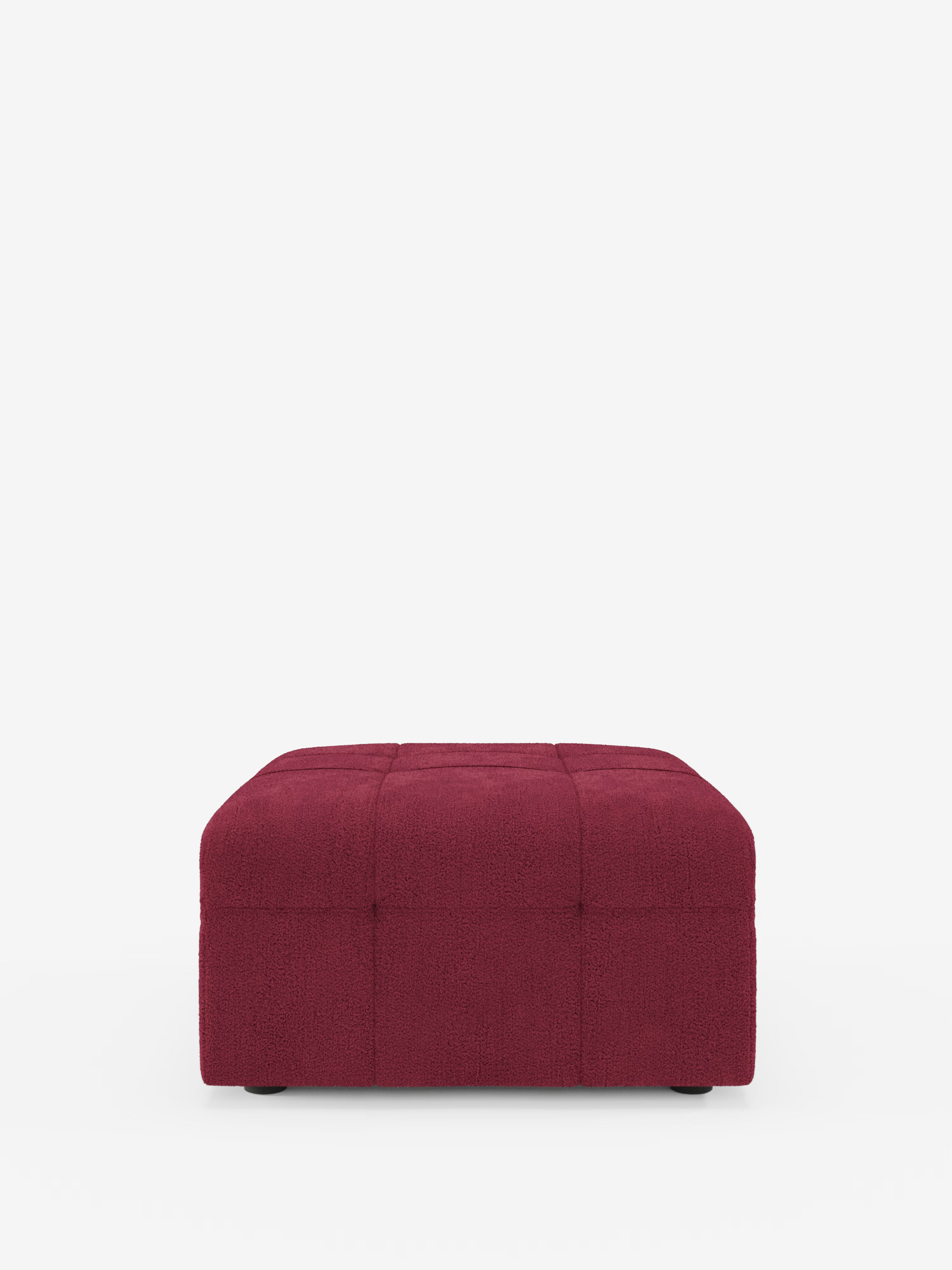 Un pouf e modulo Mosaic di forma quadrata e dal profilo basso, realizzato in bouclé da Divani.Store — dalle dimensioni di 96x77 cm e rivestito in tessuto T21 color bordeaux intenso, resistente alle macchie, con dettagli capitonné e cuciture discrete che richiamano il lusso italiano — è messo in risalto su uno sfondo bianco a tinta unita.