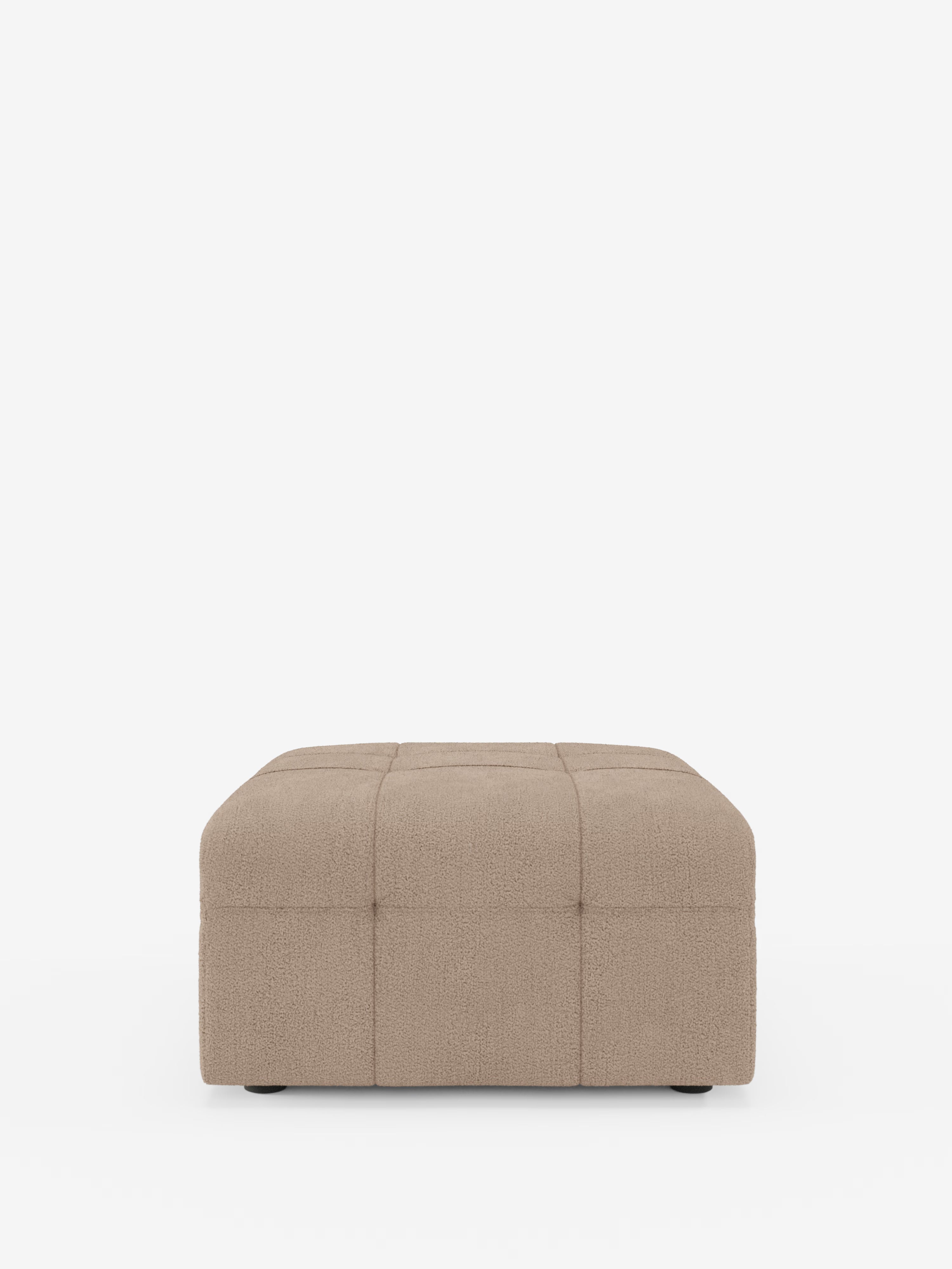 Un pouf quadrato Mosaic di colore beige, realizzato in bouclé da Divani.Store, spicca su uno sfondo bianco a tinta unita. Questo pouf da 96x77 cm presenta raffinate cuciture capitonné sulla parte superiore e sui lati, realizzate in tessuto T21 resistente alle macchie, e poggia su discrete gambe basse che gli conferiscono un profilo elegante e moderno.
