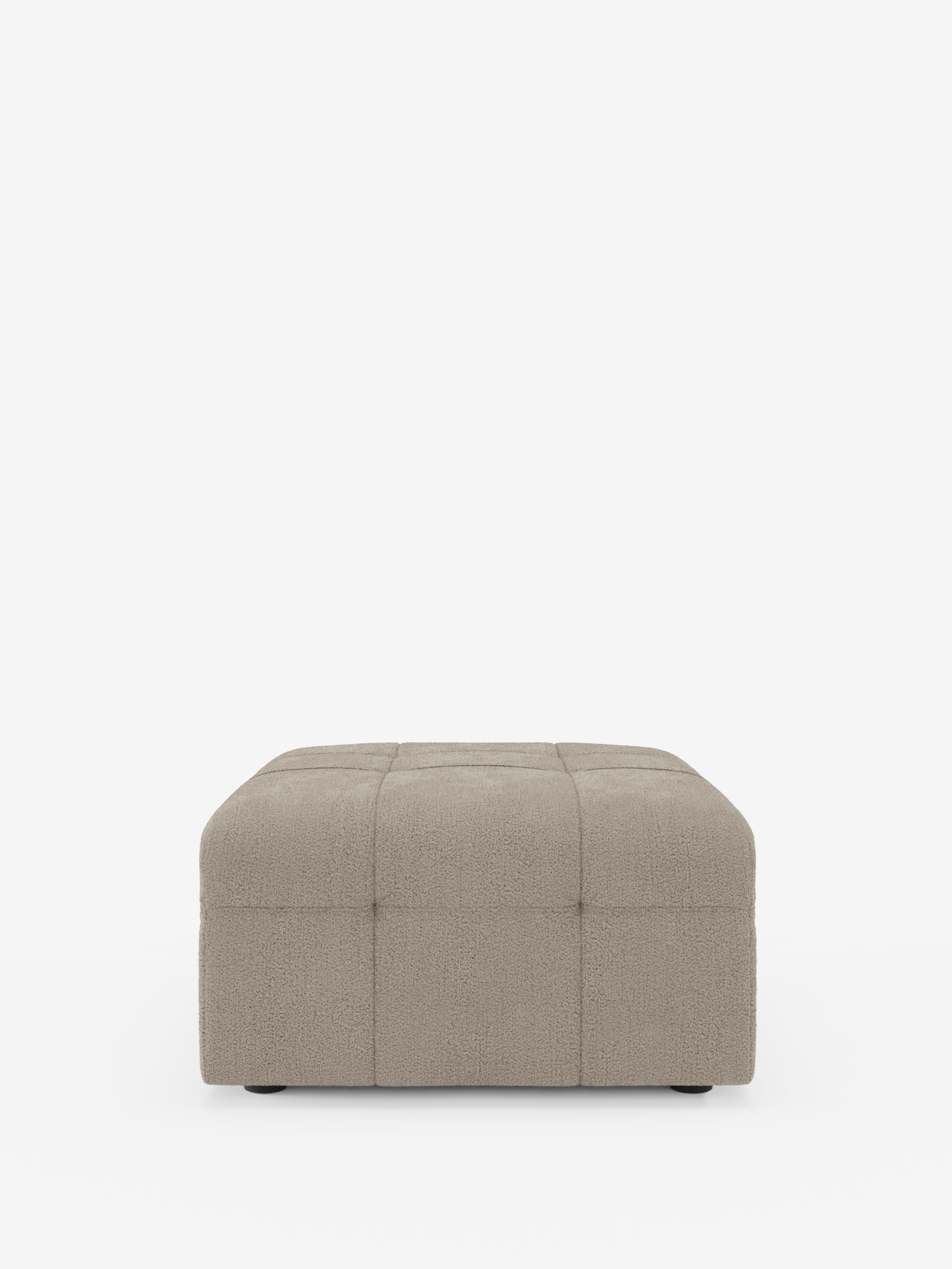 Il pouf e modulo Mosaic in bouclé – 96x77 cm di Divani.Store presenta un design capitonné in tessuto T21 antimacchia, con una forma quadrata beige rifinita in bouclé testurizzato e sottili linee di cucitura verticali e orizzontali che creano segmenti imbottiti. Realizzato in Italia, questo pouf poggia su piedini discreti su uno sfondo bianco a tinta unita.