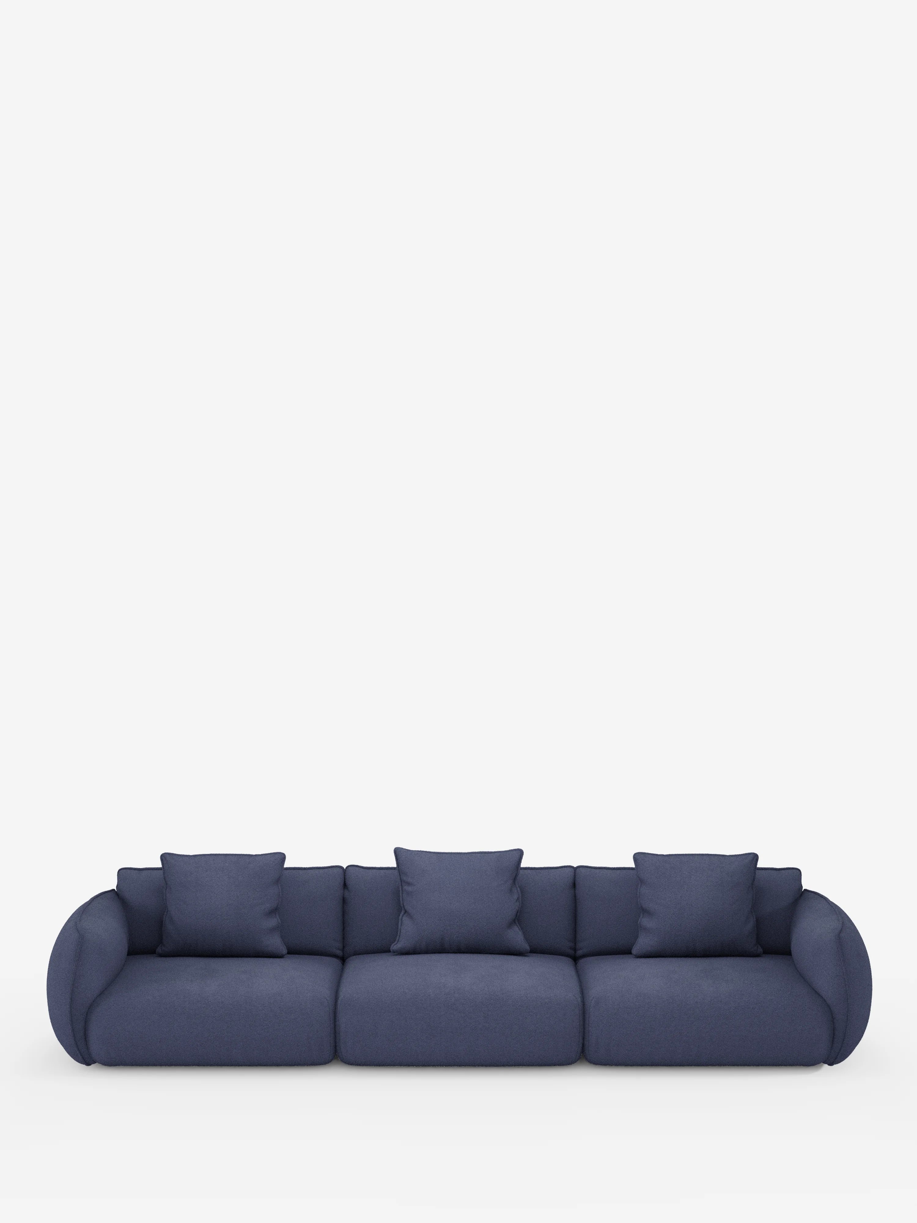 Un divano a tre posti moderno e minimalista, il divano modulare a 3 sedute Nimbus di Divani.Store, è caratterizzato da rivestimenti sfoderabili di colore blu intenso in morbido tessuto effetto cotone resistente alle macchie (T33), con braccioli arrotondati, morbidi cuscini e cinque cuscini quadrati coordinati. Perfettamente centrato su uno sfondo bianco a tinta unita, questo complemento d’arredo contemporaneo offre stile e praticità per qualsiasi ambiente.