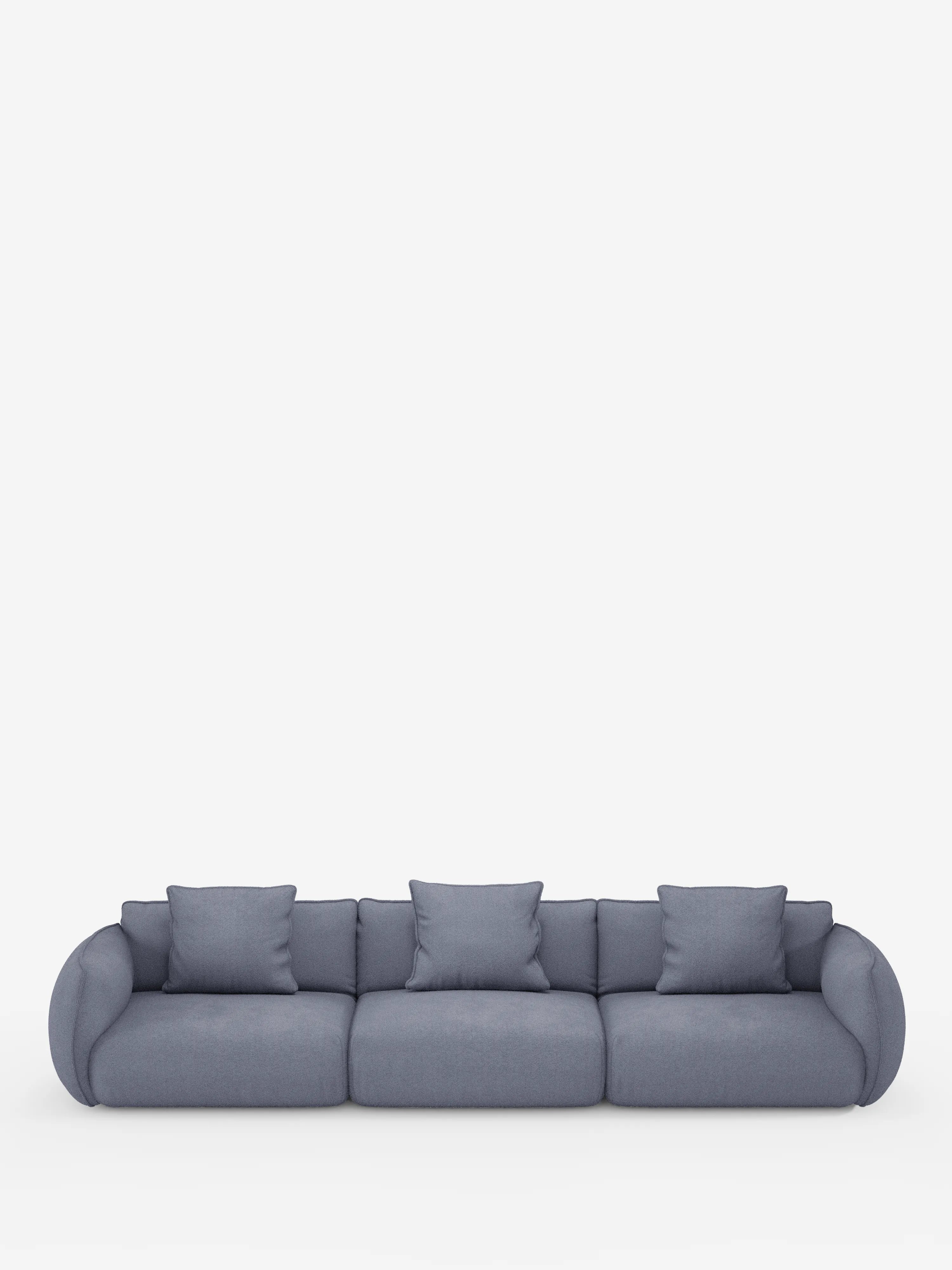 Un divano modulare contemporaneo Nimbus a 3 posti, componibile in morbido tessuto smacchiabile effetto cotone T33 di Divani.Store, caratterizzato da un design elegante in grigio con braccioli arrotondati e quattro cuscini quadrati coordinati, è posizionato al centro su uno sfondo bianco a tinta unita. Questo divano modulare vanta sedute morbide e un rivestimento in tessuto liscio e di facile manutenzione, per un look minimalista ma accogliente.