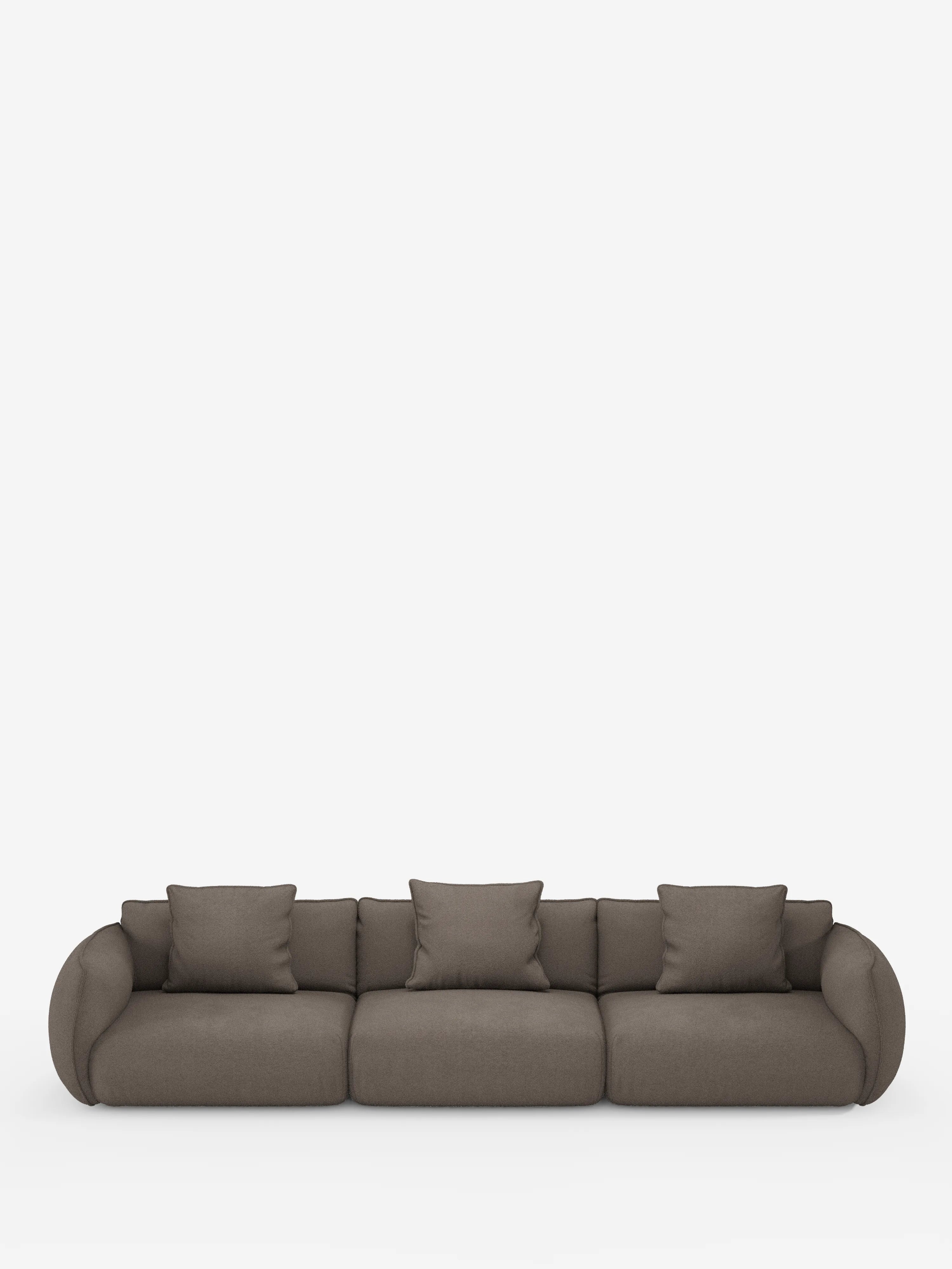 Un divano modulare contemporaneo color marrone scuro a tre posti di Divani.Store, il divano modulare Nimbus a 3 posti, è realizzato in morbido tessuto T33 effetto cotone, resistente alle macchie. Caratterizzato da braccioli e schienale arrotondati, tre cuscini di seduta e quattro cuscini quadrati coordinati, le sue fodere sfoderabili ne facilitano la manutenzione. Su uno sfondo bianco a tinta unita, spicca il design minimalista di questo complemento d’arredo.