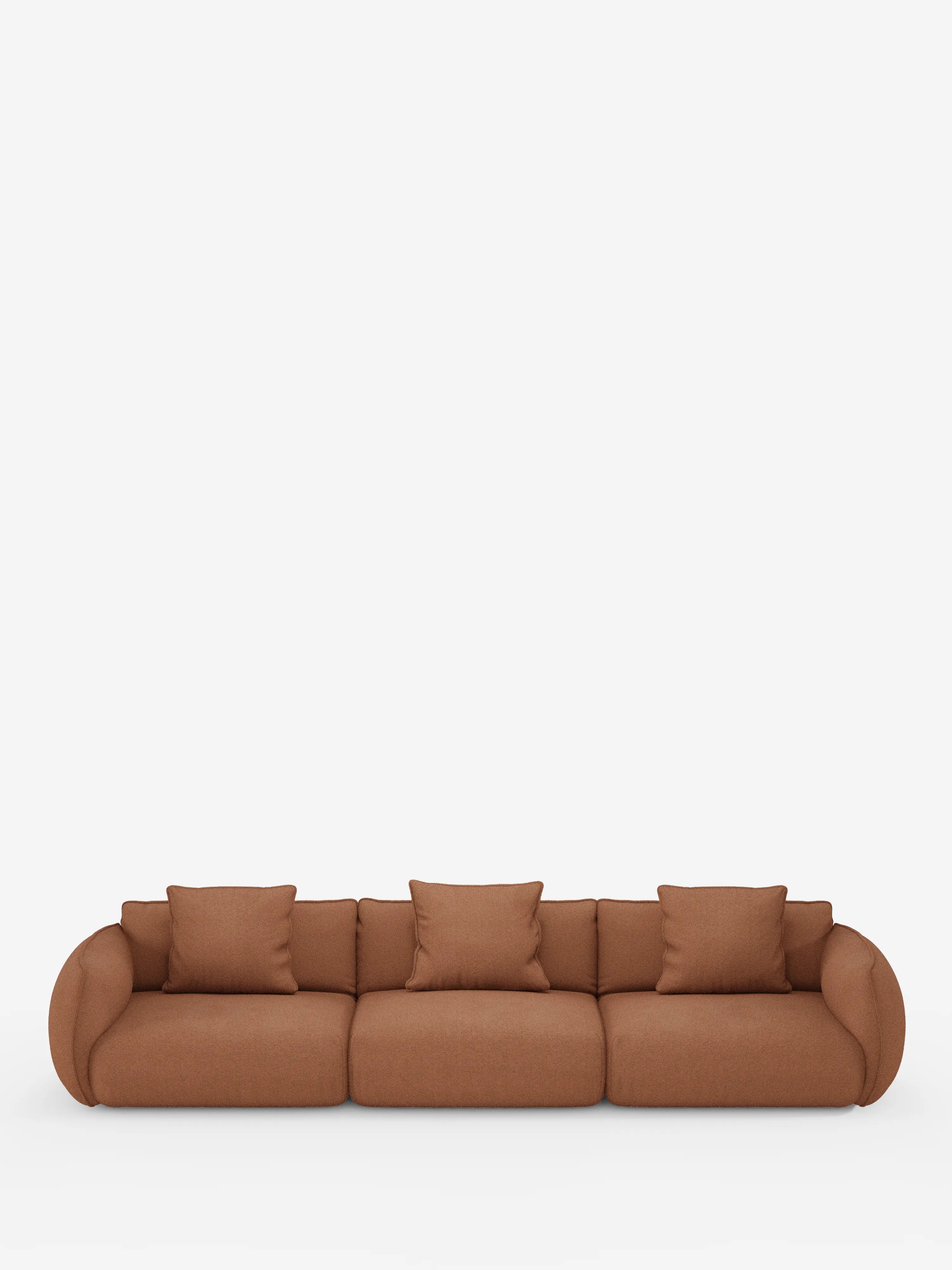 Un divano modulare contemporaneo Nimbus, color marrone, a 3 posti, di Divani.Store, realizzato in morbido tessuto T33 effetto cotone resistente alle macchie, presenta braccioli arrotondati e tre cuscini di seduta. Sulle sedute sono disposti tre cuscini quadrati coordinati. Questo elegante divano sfoderabile è messo in risalto da uno sfondo bianco a tinta unita.
