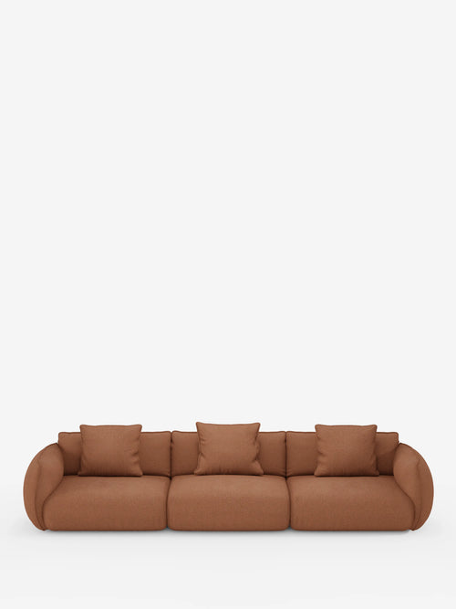 Un divano modulare contemporaneo Nimbus, color marrone, a 3 posti, di Divani.Store, realizzato in morbido tessuto T33 effetto cotone resistente alle macchie, presenta braccioli arrotondati e tre cuscini di seduta. Sulle sedute sono disposti tre cuscini quadrati coordinati. Questo elegante divano sfoderabile è messo in risalto da uno sfondo bianco a tinta unita.