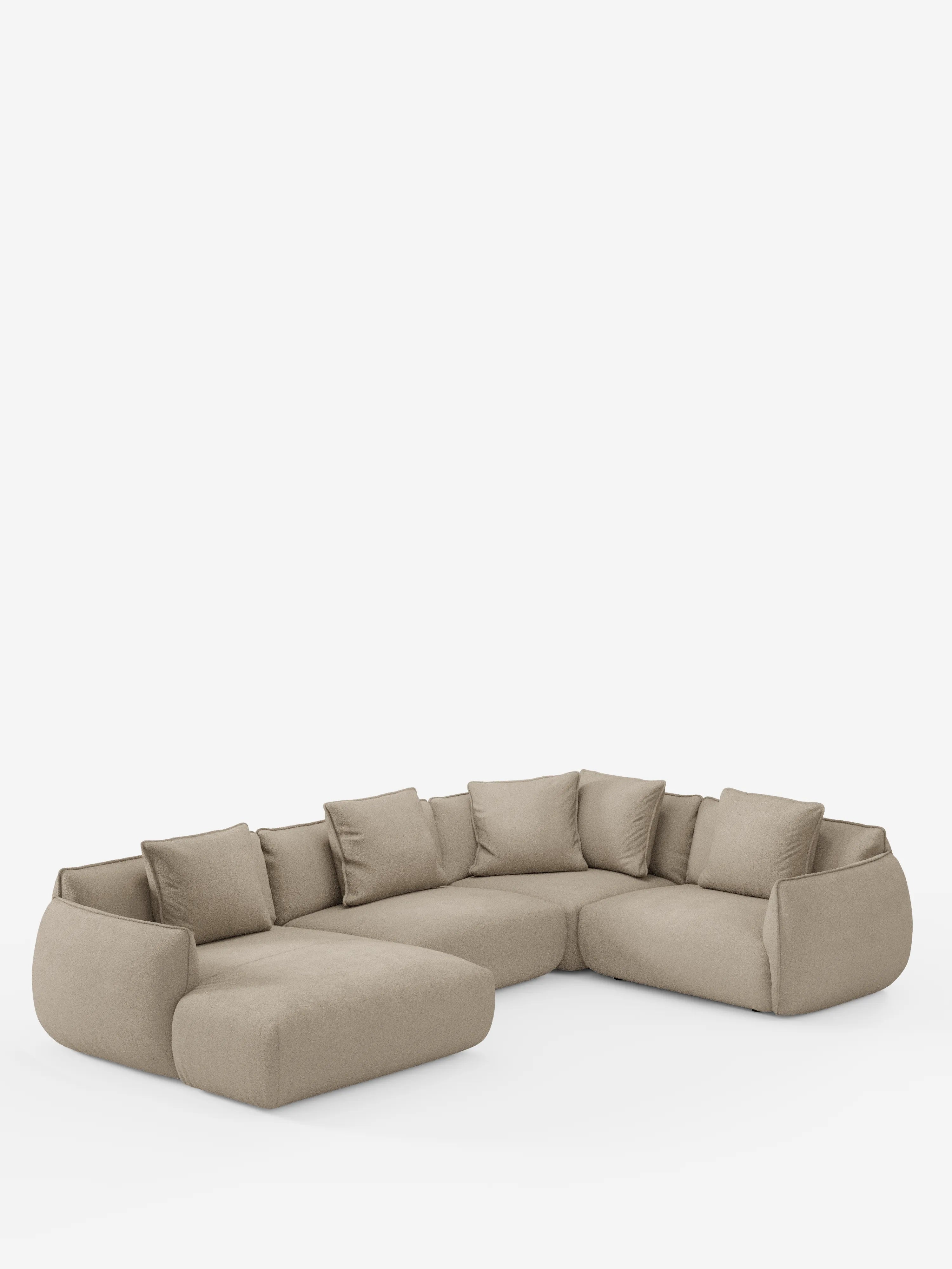 Un moderno divano angolare panoramico componibile Nimbus color beige con penisola e angolo, rivestito in tessuto smacchiabile T33 di Divani.Store — con sei cuscini schienali abbinati — è posizionato su uno sfondo bianco liscio. Questo divano componibile presenta bordi lisci e arrotondati e un design minimalista, che gli conferiscono un aspetto accogliente e invitante. L’ambiente è pulito e ordinato.