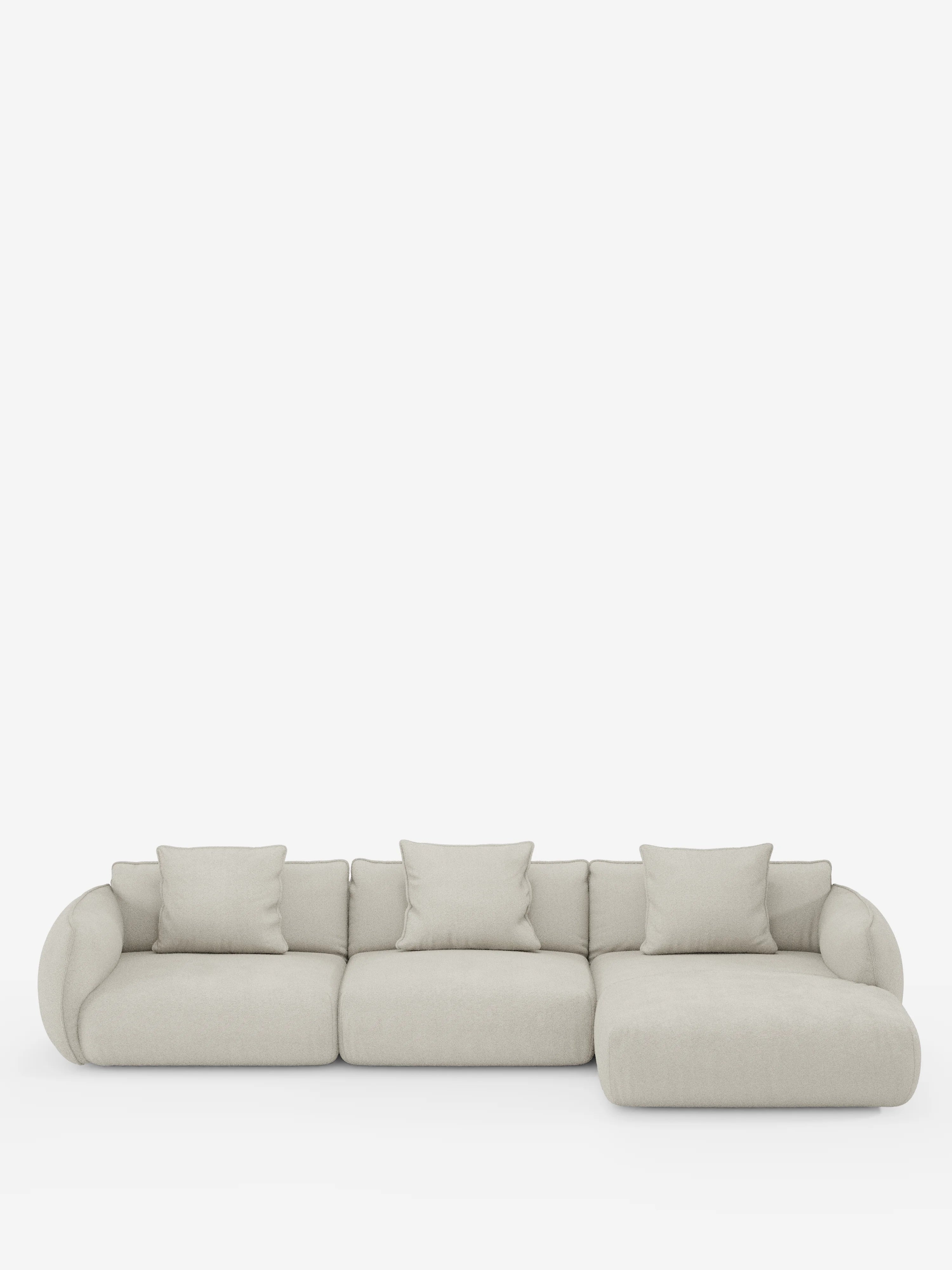 Il divano angolare con penisola componibile Nimbus in morbido tessuto effetto cotone smacchiabile T33 di Divani.Store è un divano componibile moderno, di colore beige chiaro, con tre posti e una chaise longue sul lato destro. Presenta braccioli arrotondati, morbidi cuscini e tre cuscini quadrati coordinati per lo schienale. Il design elegante di questo divano angolare risalta su uno sfondo bianco a tinta unita.
