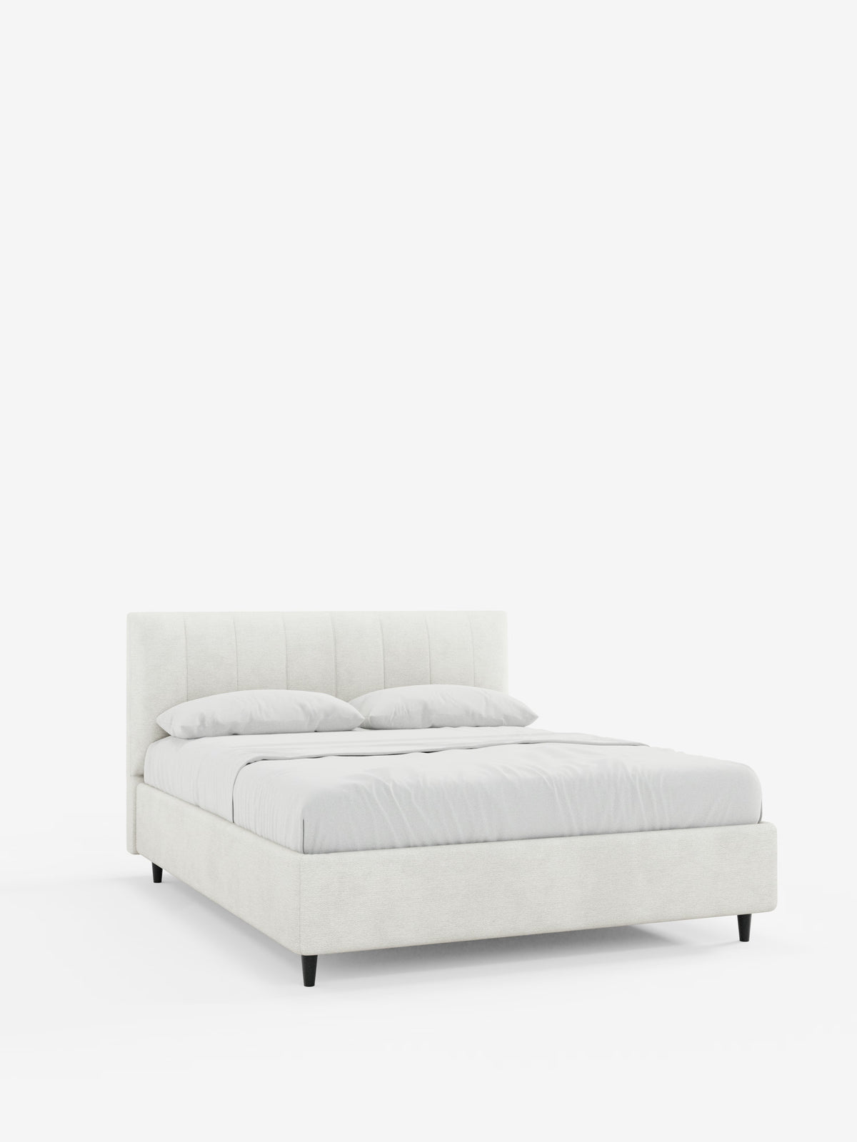 Il letto imbottito ONYX con contenitore e testiera verticale in tessuto certificato Oeko-Tex® di Letti.store poggia su corte gambe nere su uno sfondo bianco a tinta unita, caratterizzato da un design moderno e dal profilo ribassato con testiera e telaio imbottiti di bianco, rivestito con biancheria da letto bianca e due cuscini.